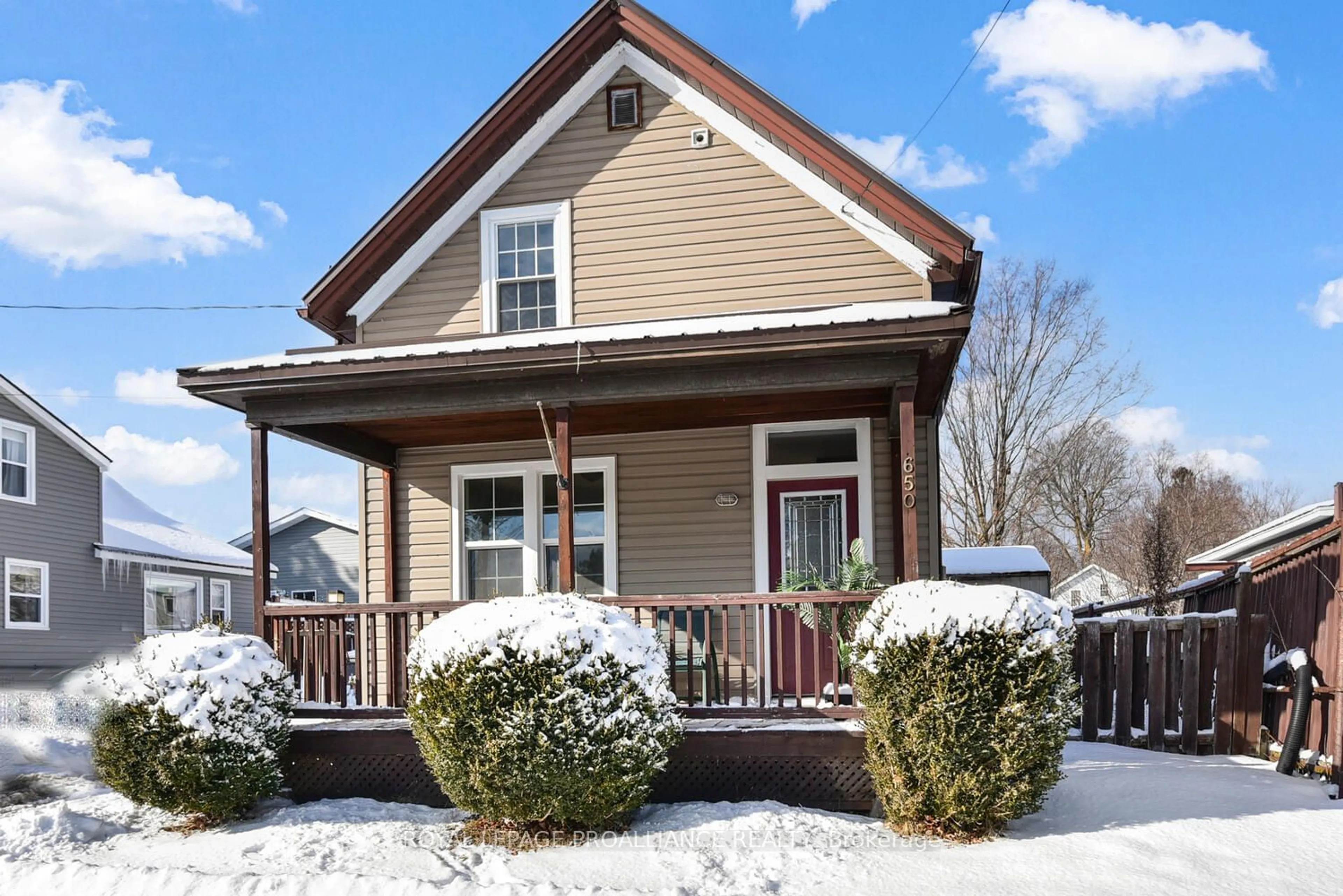 Home with vinyl exterior material, street for 650 King St, Prescott Ontario K0E 1T0