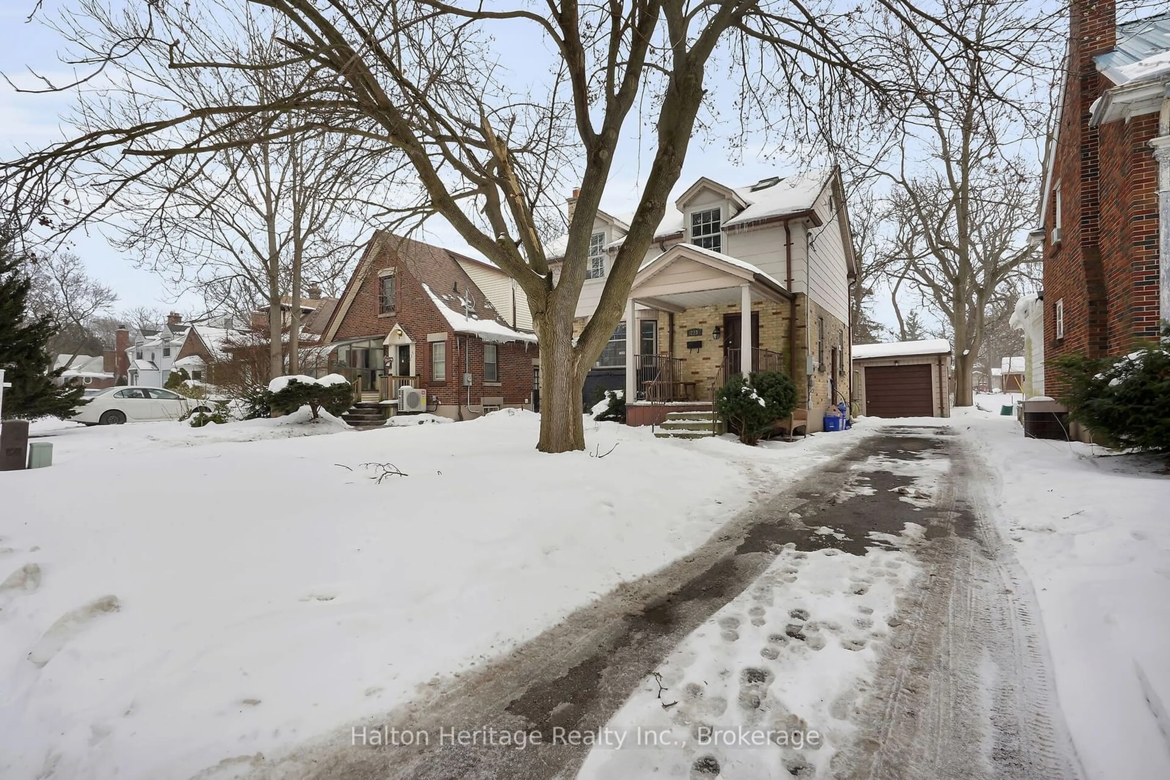 A pic from outside/outdoor area/front of a property/back of a property/a pic from drone, street for 223 Epworth Ave, London Ontario N6A 2M2