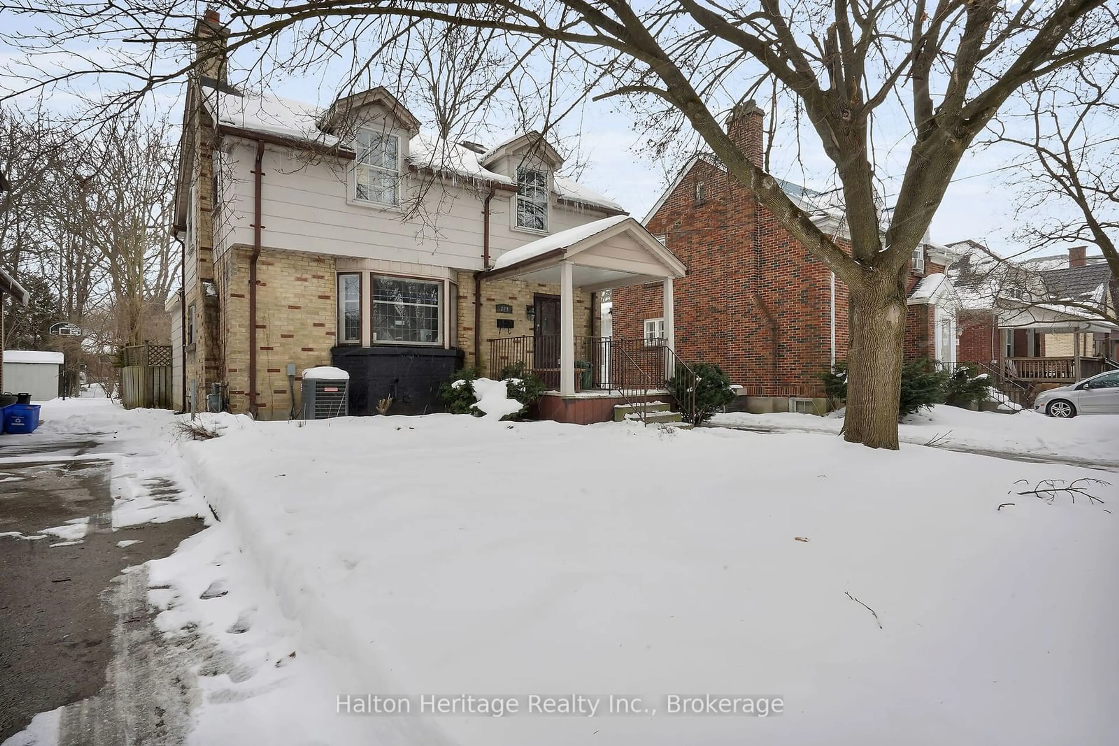 A pic from outside/outdoor area/front of a property/back of a property/a pic from drone, street for 223 Epworth Ave, London Ontario N6A 2M2