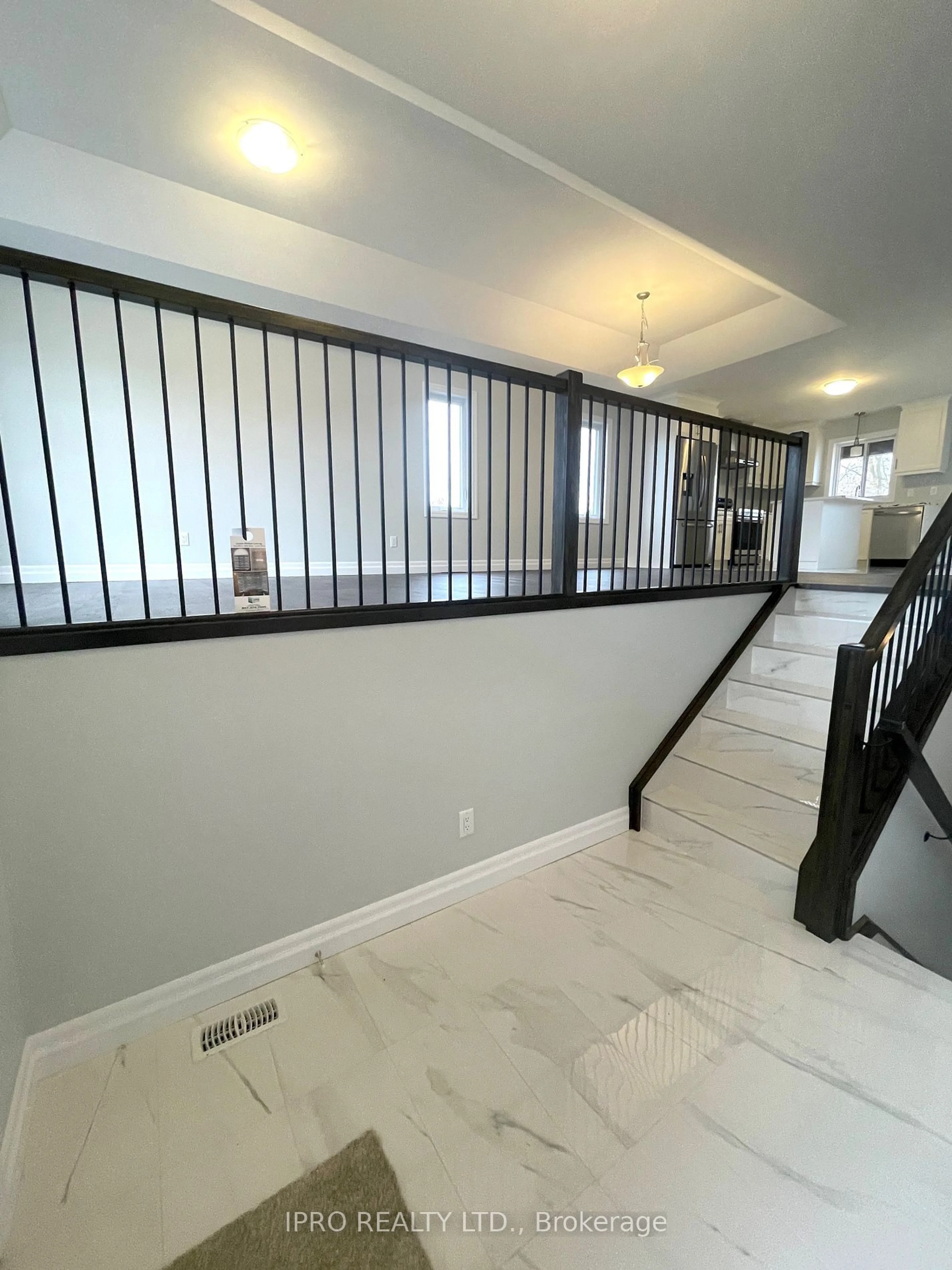 Indoor foyer for 16 Kingsbridge Dr, Amherstburg Ontario N9V 4A4