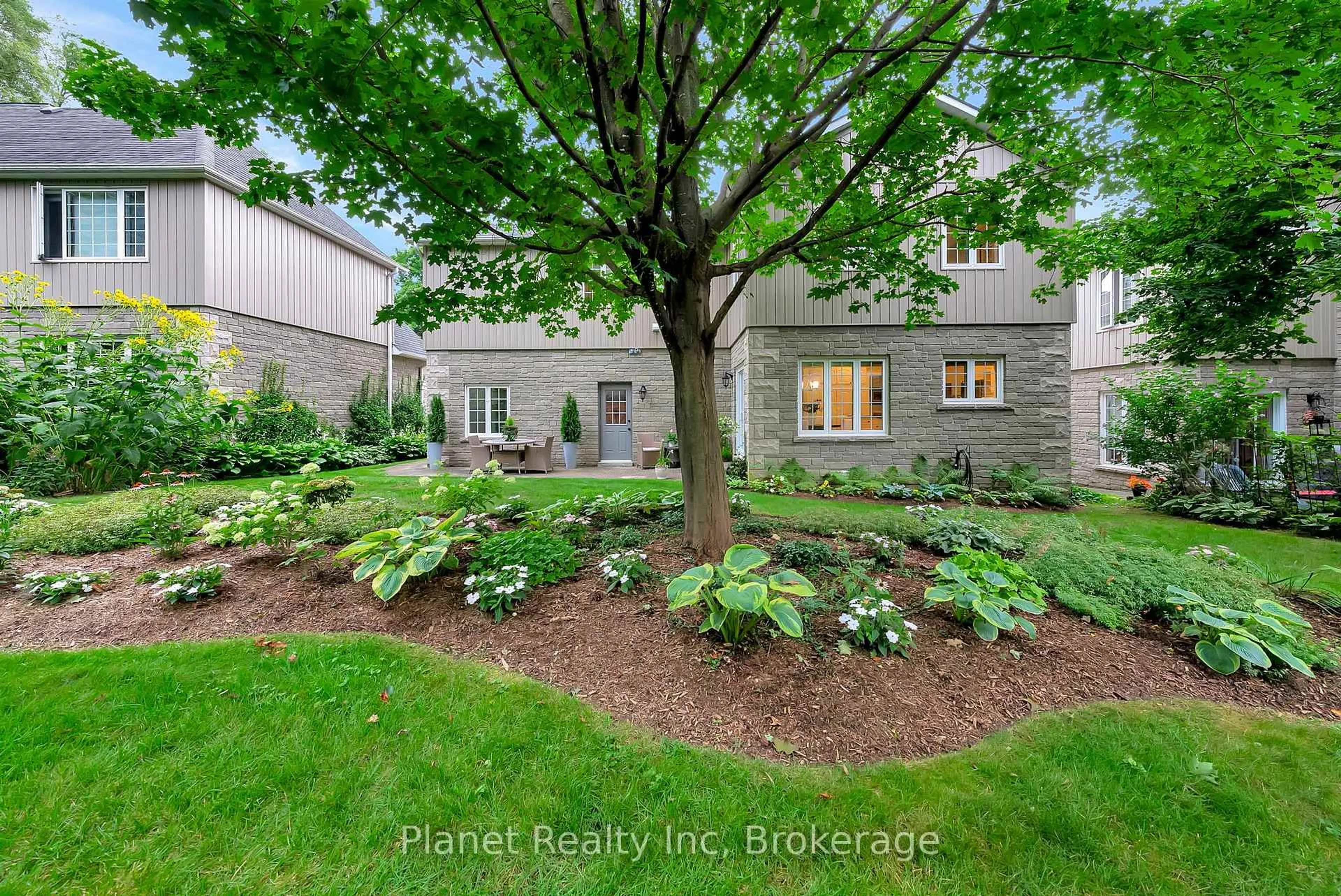 Patio, street for 25 Manor Park Cres #11, Guelph Ontario N1G 1A2
