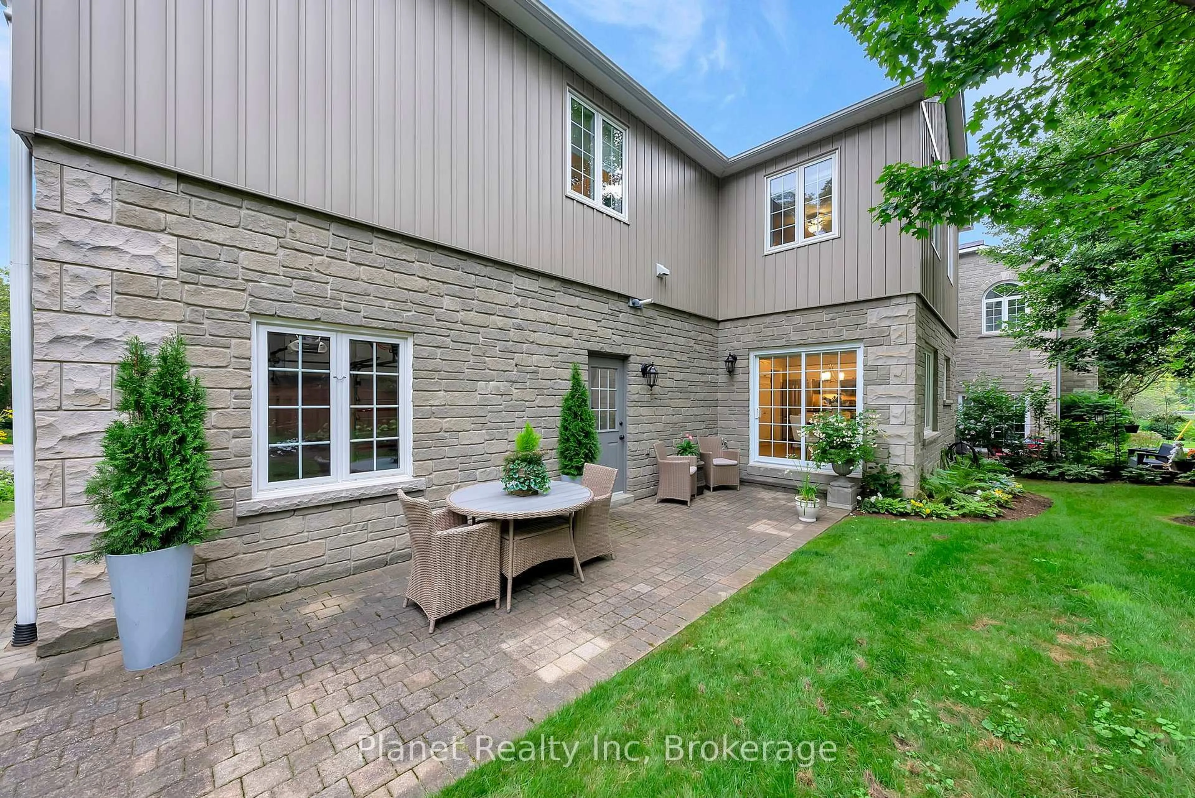 Patio, street for 25 Manor Park Cres #11, Guelph Ontario N1G 1A2