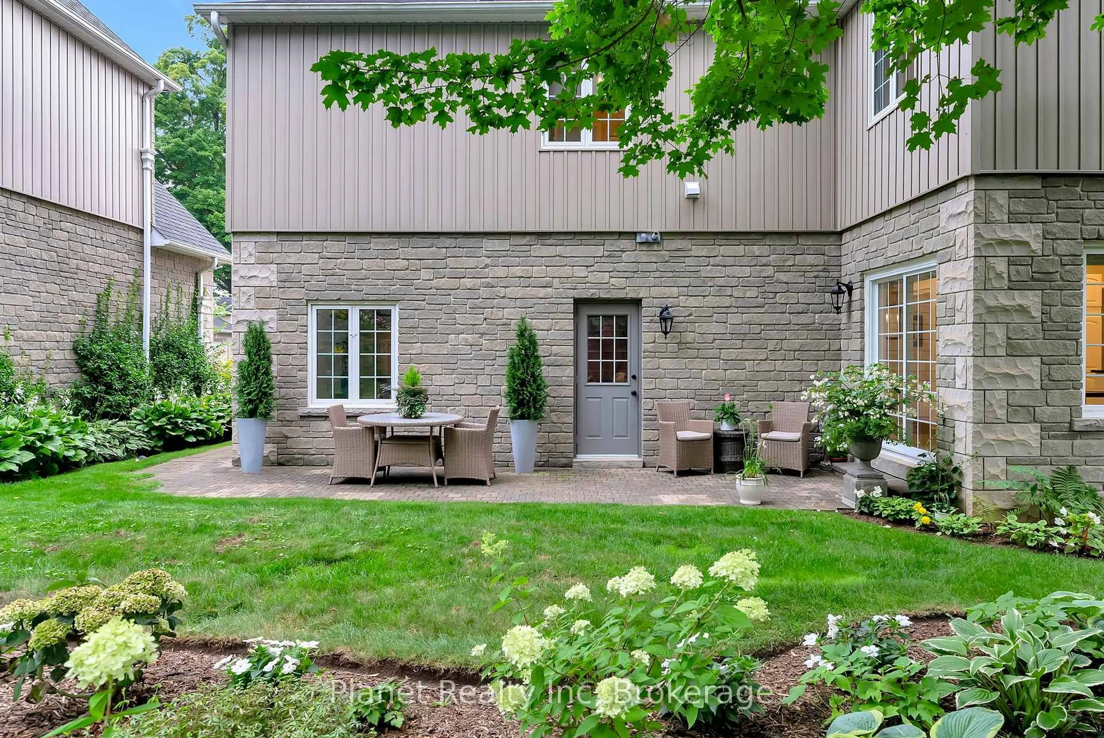 Patio, street for 25 Manor Park Cres #11, Guelph Ontario N1G 1A2