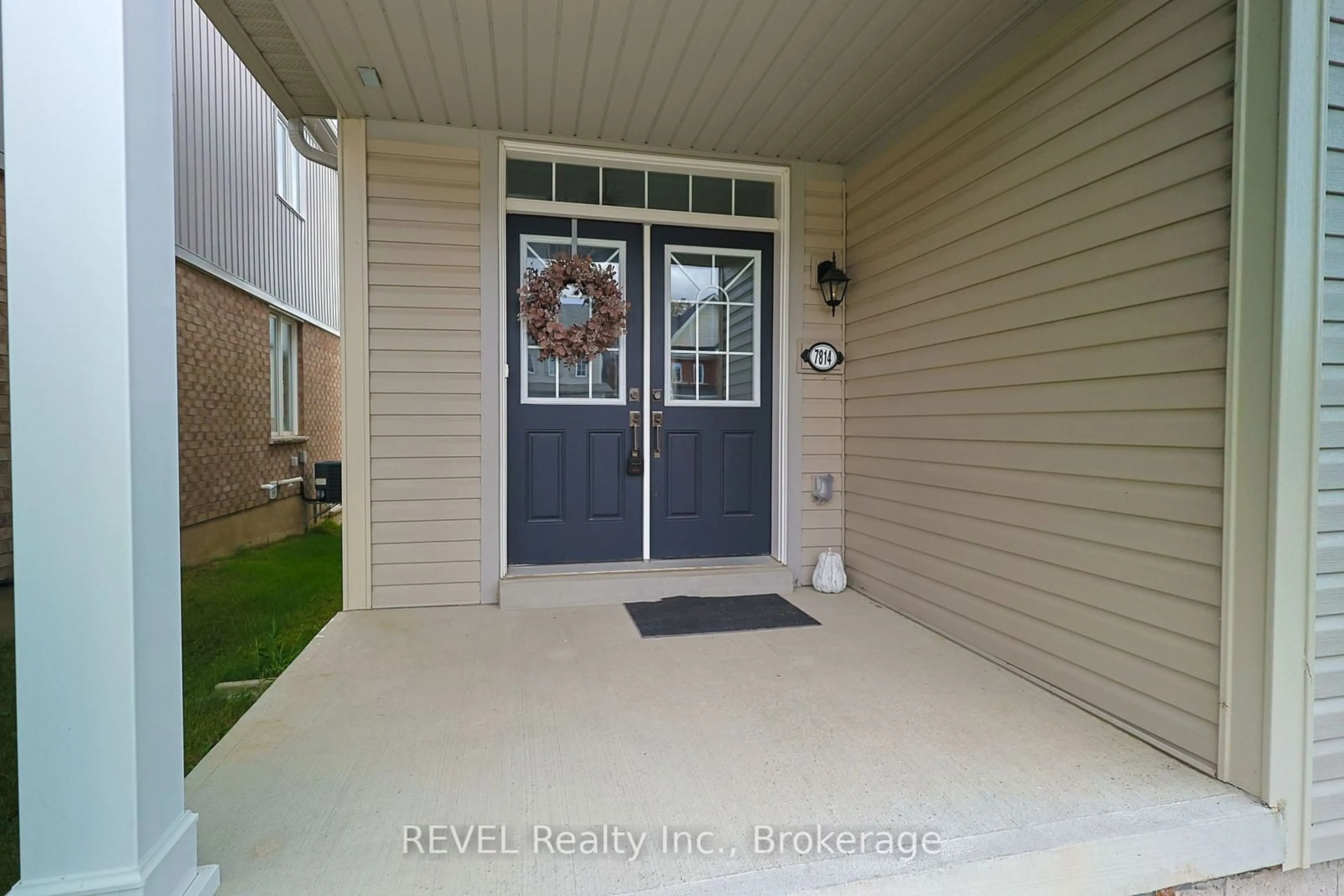 Indoor entryway for 7814 Hackberry Tr, Niagara Falls Ontario L2H 3R4