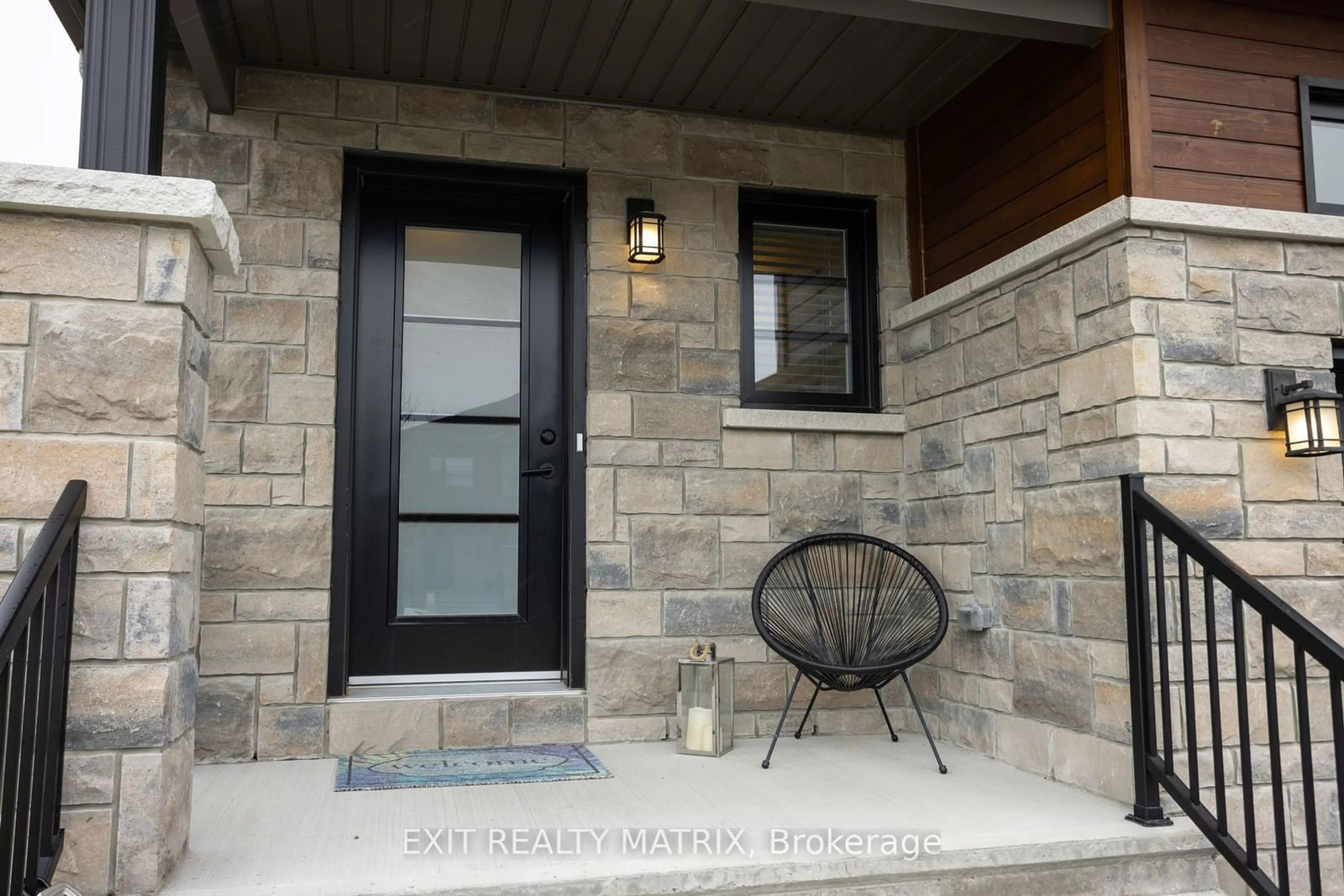 Indoor entryway for 705 AZURE St, Russell Ontario K4R 1E5