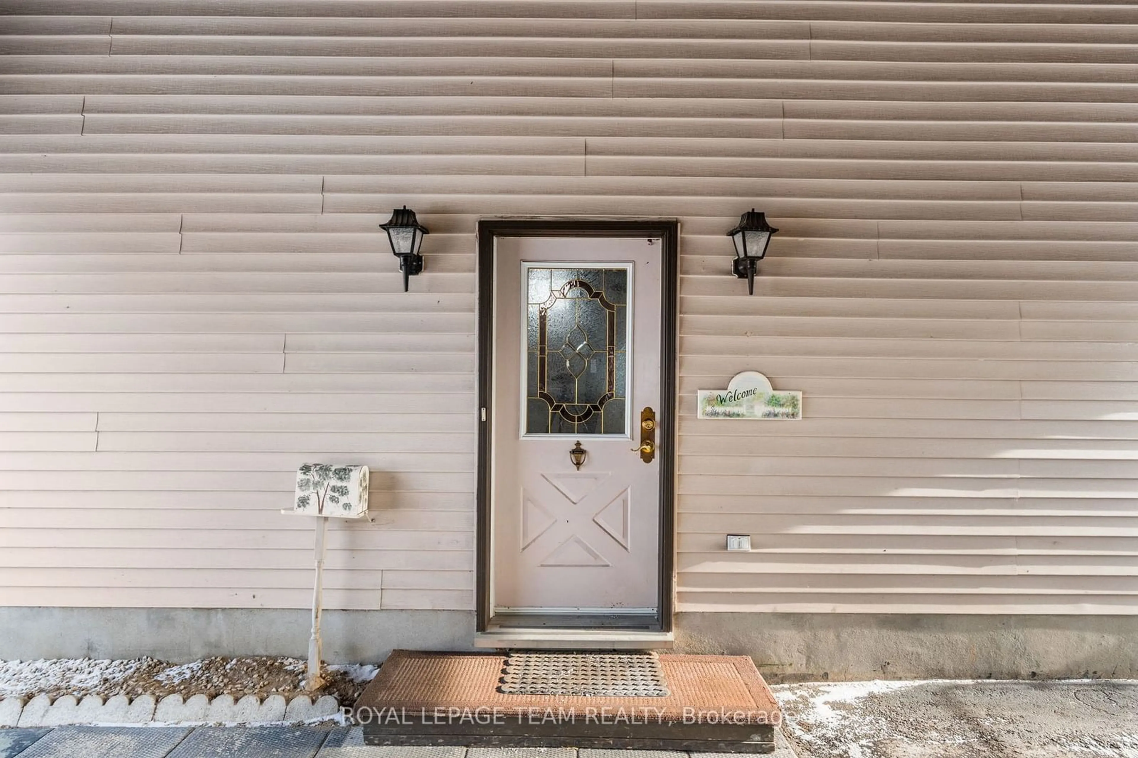 Indoor entryway for 87 Seventh Ave, Arnprior Ontario K7S 3S5