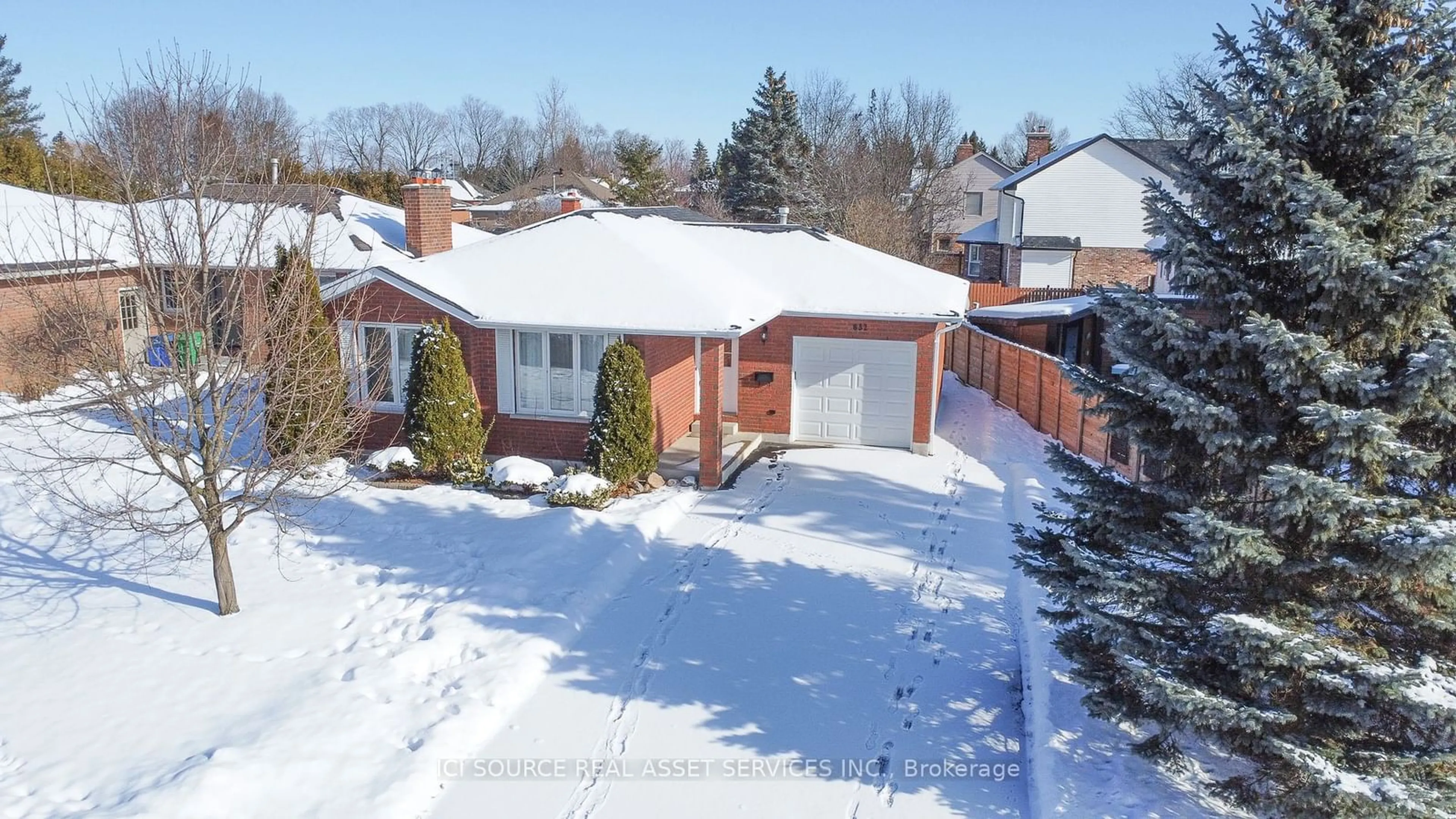 A pic from outside/outdoor area/front of a property/back of a property/a pic from drone, street for 632 Pinewood Dr, Peterborough Ontario K9K 1L2