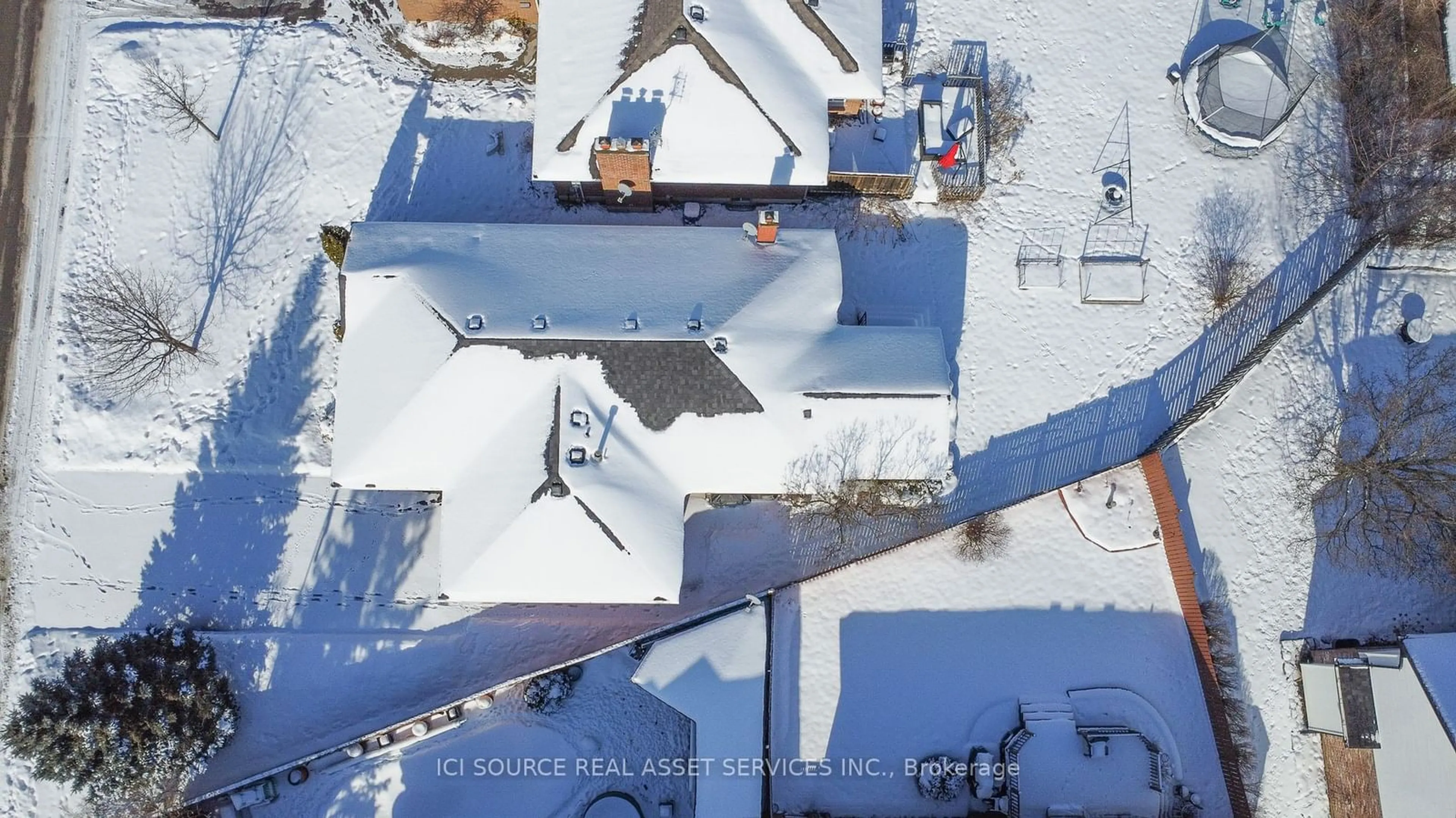 A pic from outside/outdoor area/front of a property/back of a property/a pic from drone, unknown for 632 Pinewood Dr, Peterborough Ontario K9K 1L2