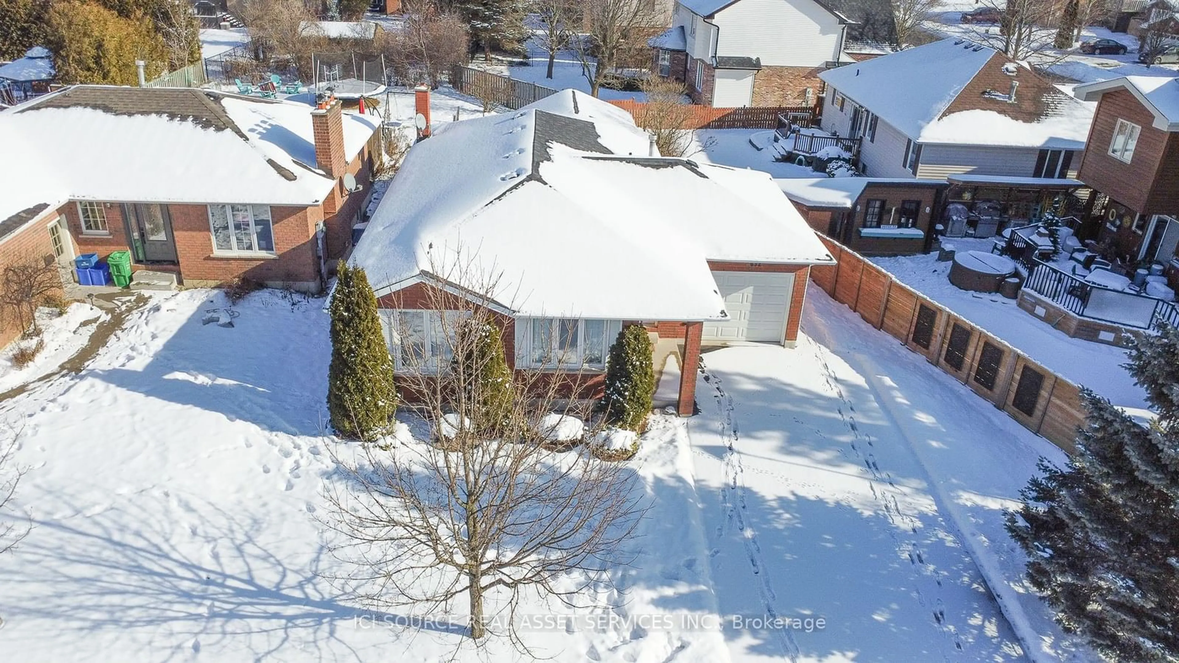 A pic from outside/outdoor area/front of a property/back of a property/a pic from drone, street for 632 Pinewood Dr, Peterborough Ontario K9K 1L2