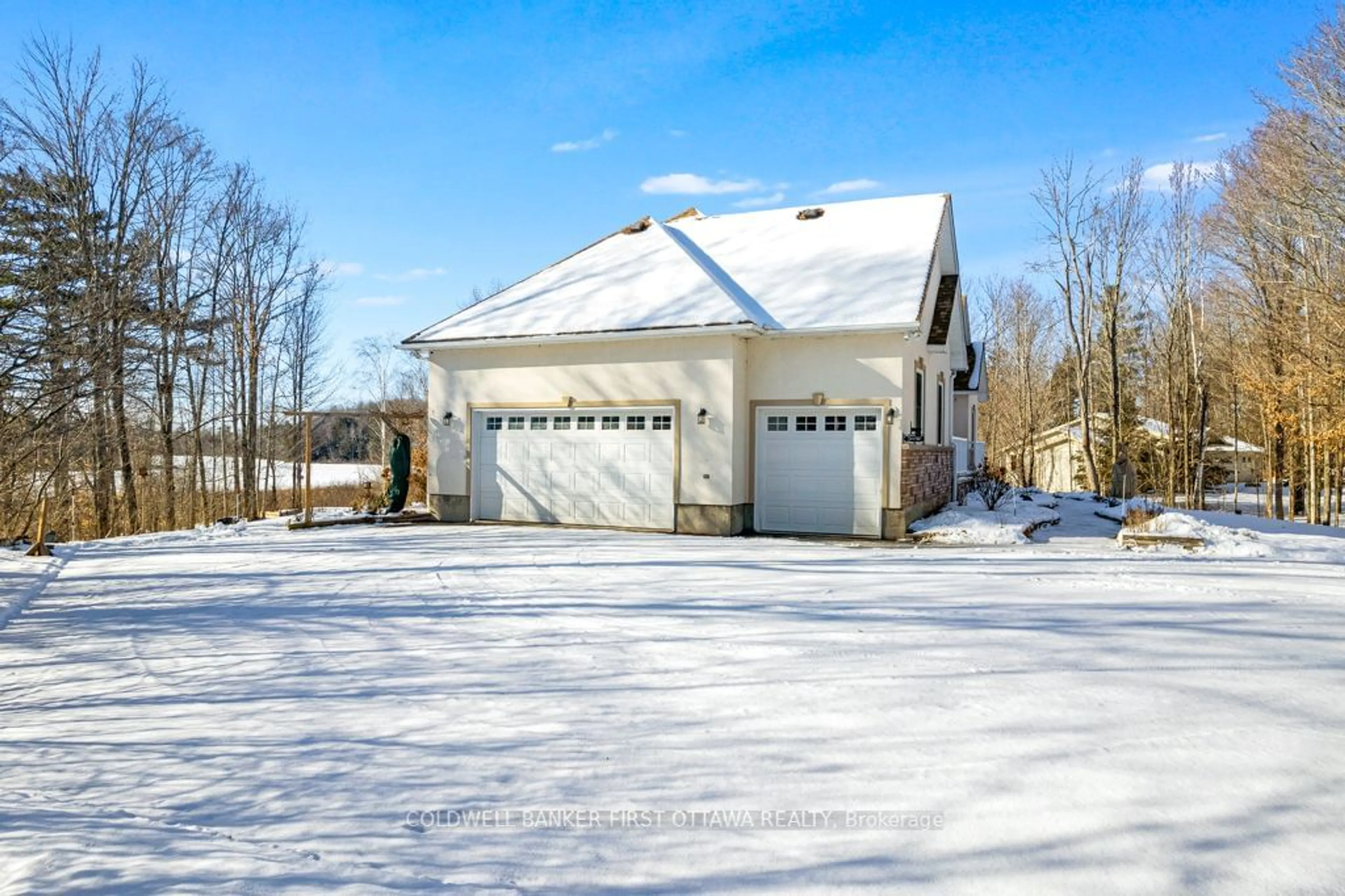 Indoor garage for 215 Robert Run, Drummond/North Elmsley Ontario K7H 0C8