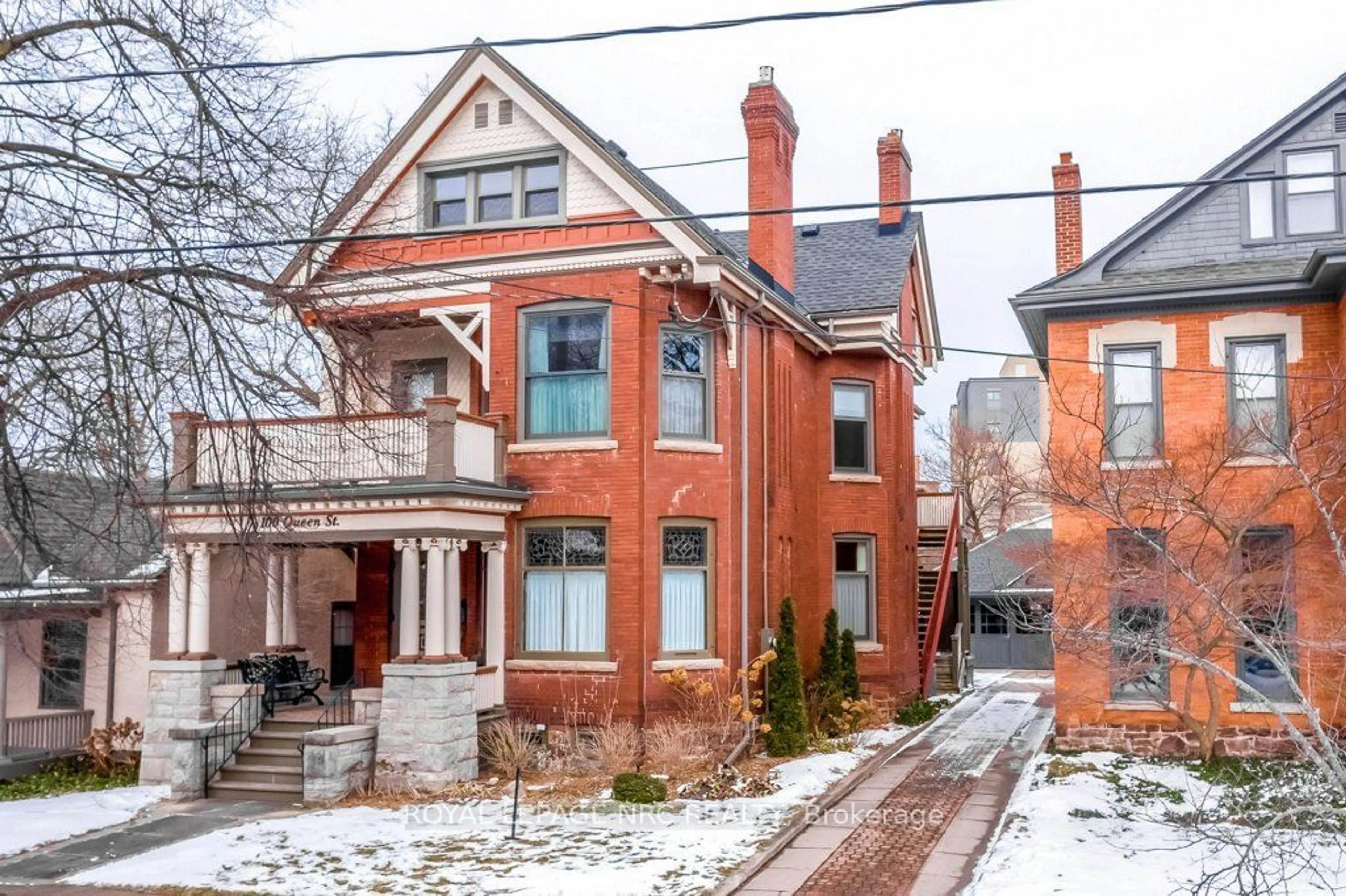 Home with brick exterior material, street for 100 Queen St, St. Catharines Ontario L2R 5H3