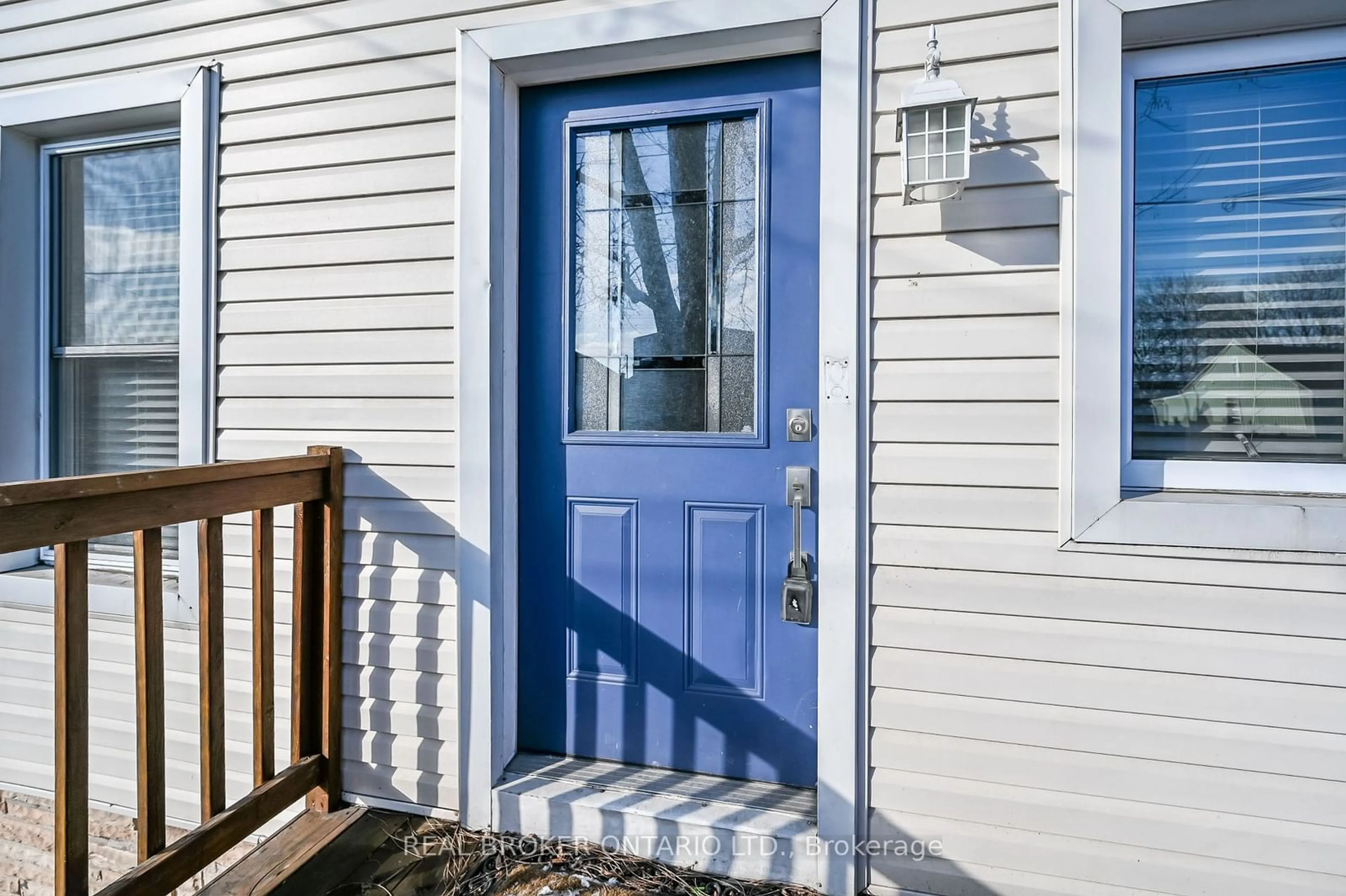 Indoor entryway for 417 Paling Ave, Hamilton Ontario L8H 5K3