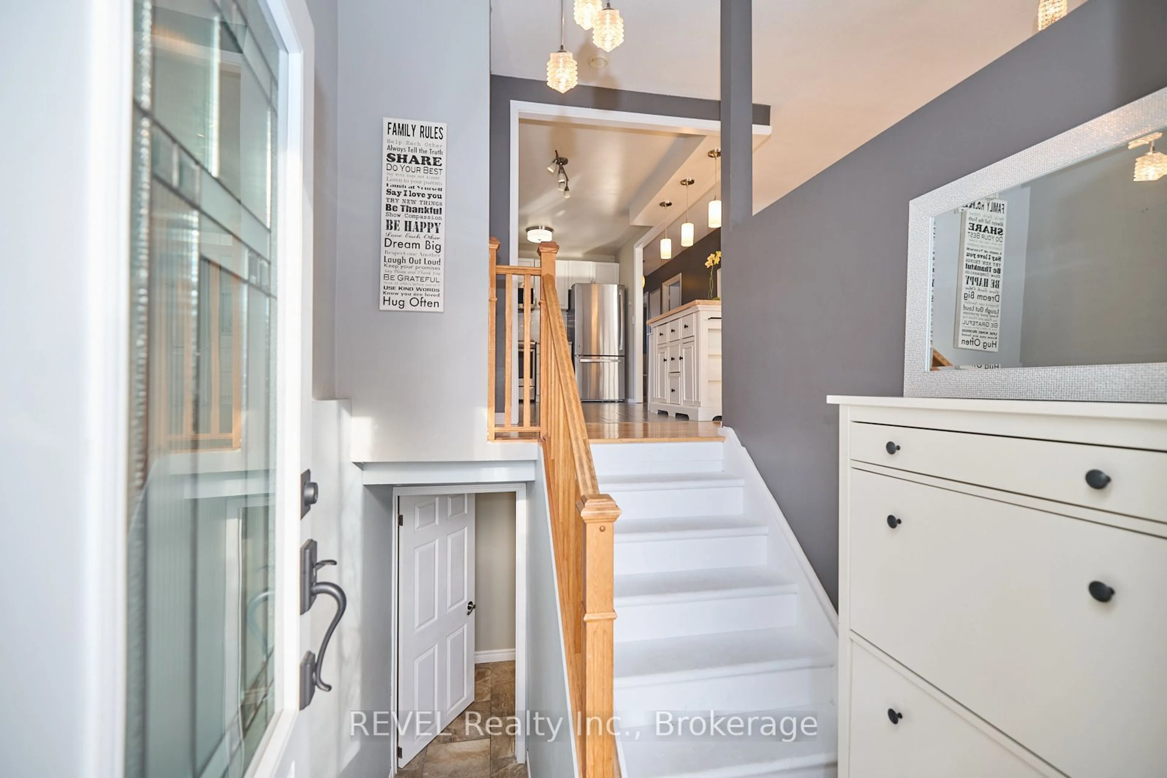 Indoor entryway for 8035 Westwood St, Niagara Falls Ontario L2H 1X7