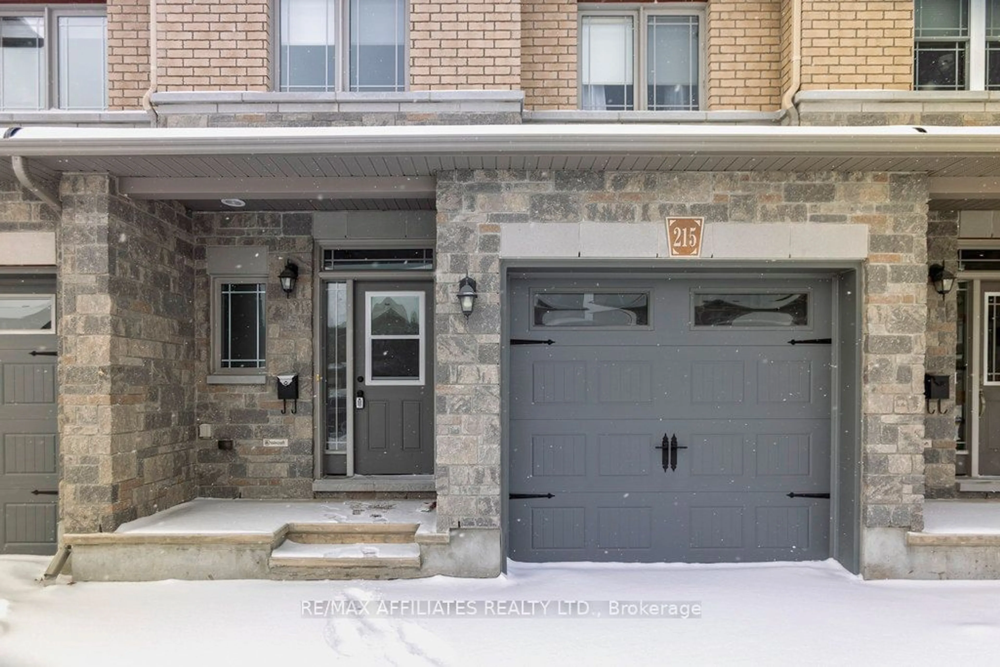 Indoor entryway for 215 Gossamer St, Orleans - Convent Glen and Area Ontario K1W 0B9