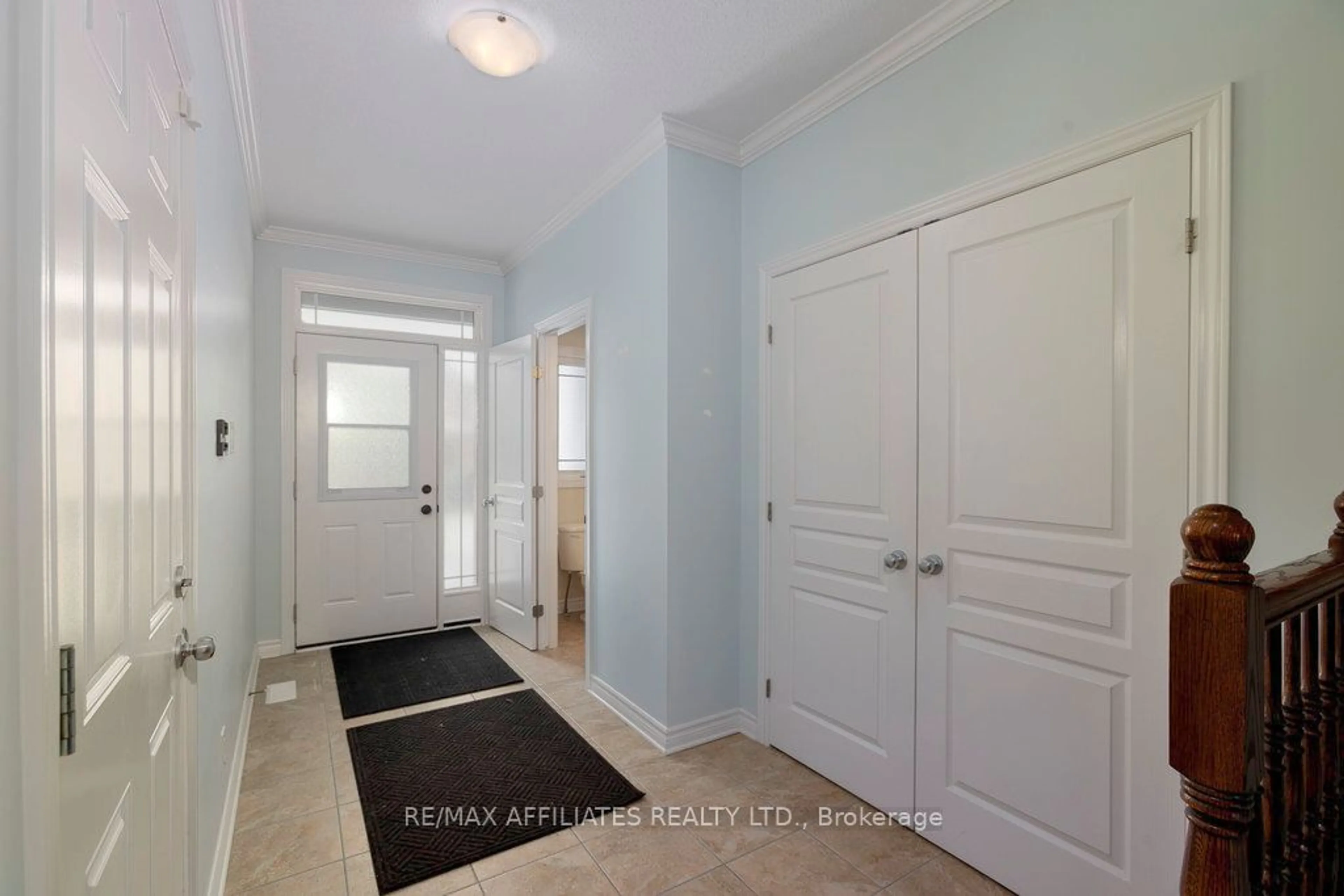 Indoor entryway for 215 Gossamer St, Orleans - Convent Glen and Area Ontario K1W 0B9