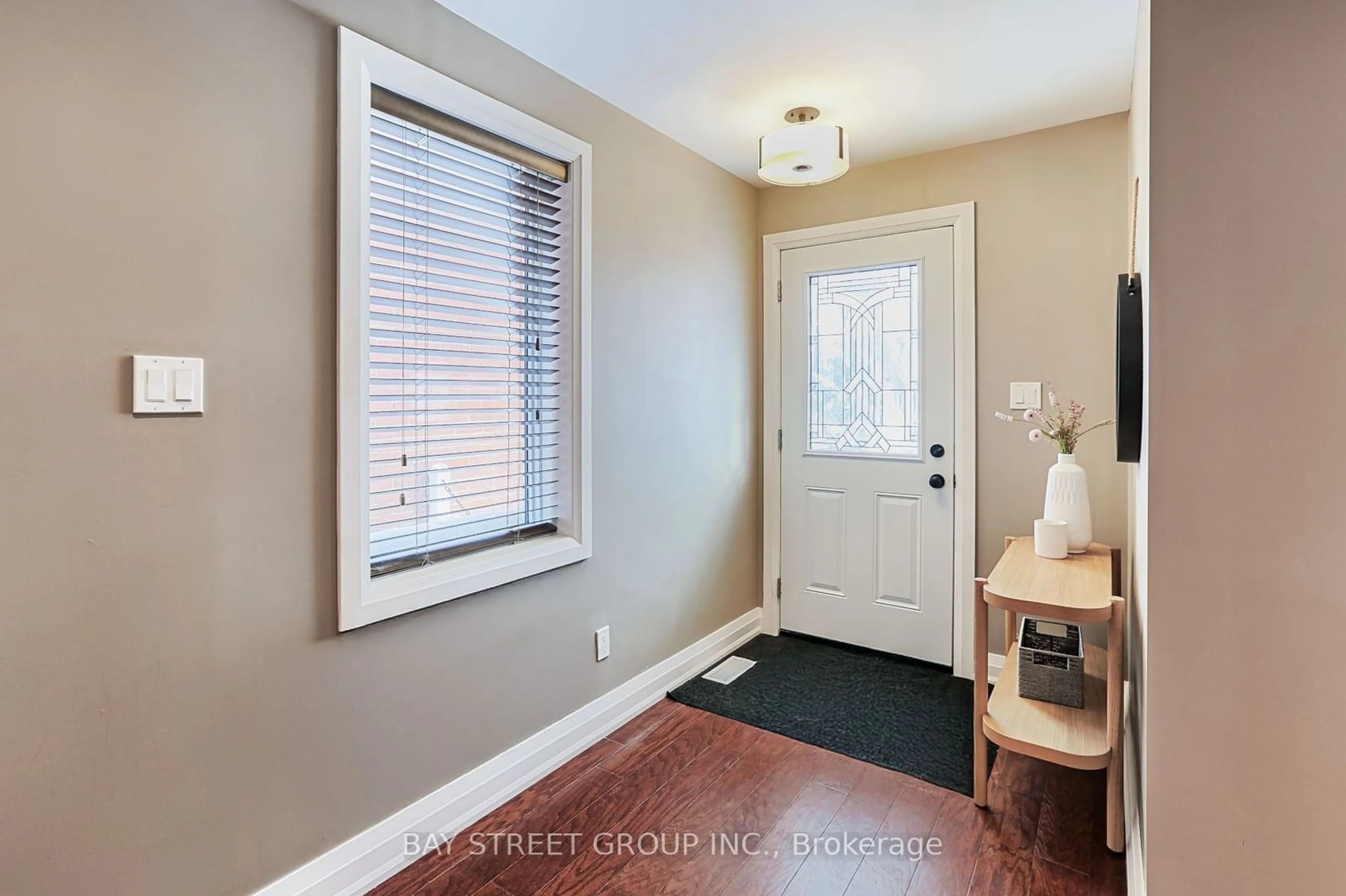 Indoor entryway for 404 Main St, Shelburne Ontario L9V 2Y9