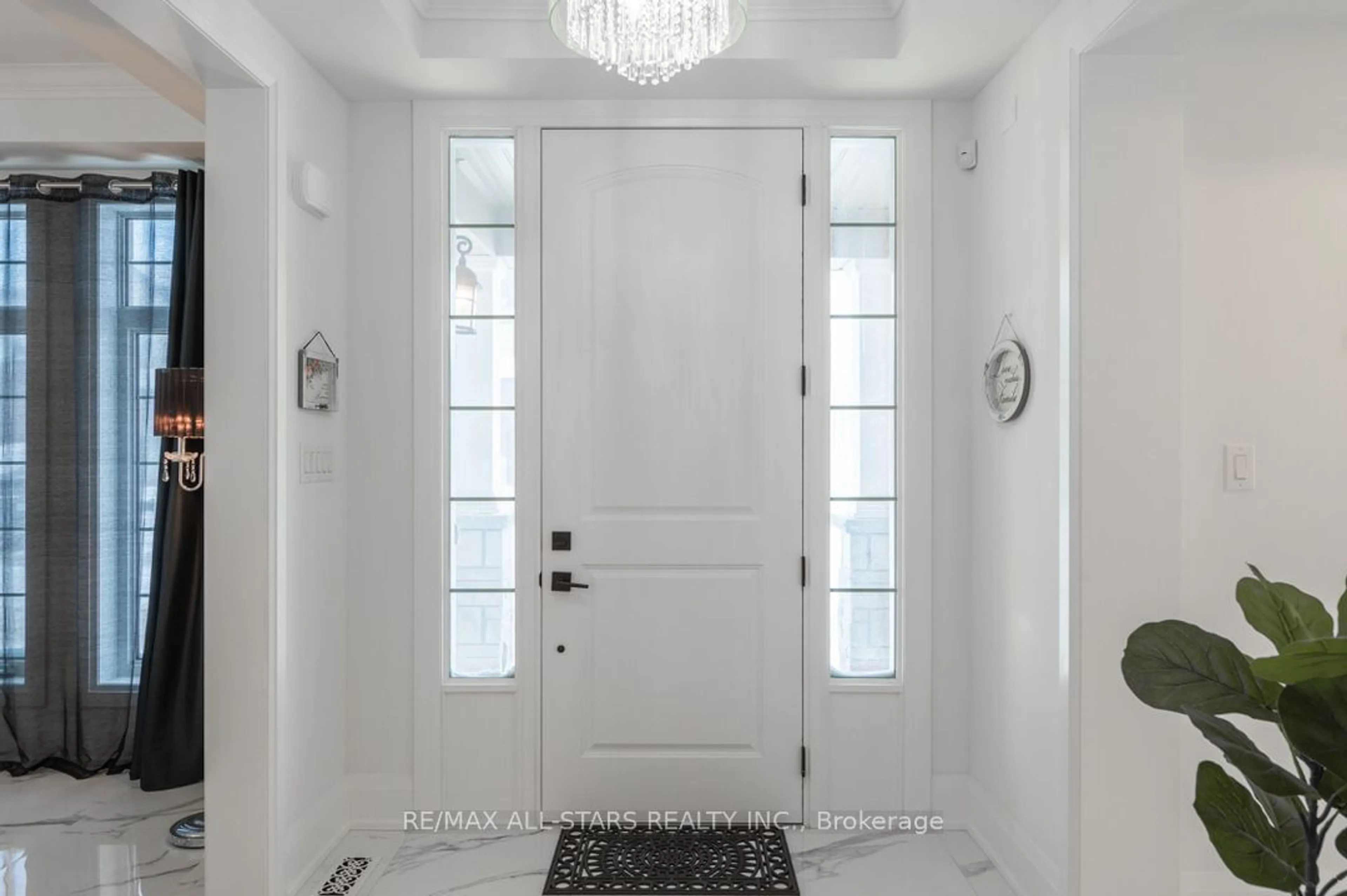 Indoor entryway for 44 Bromont Dr, Cavan Monaghan Ontario L0A 1G0