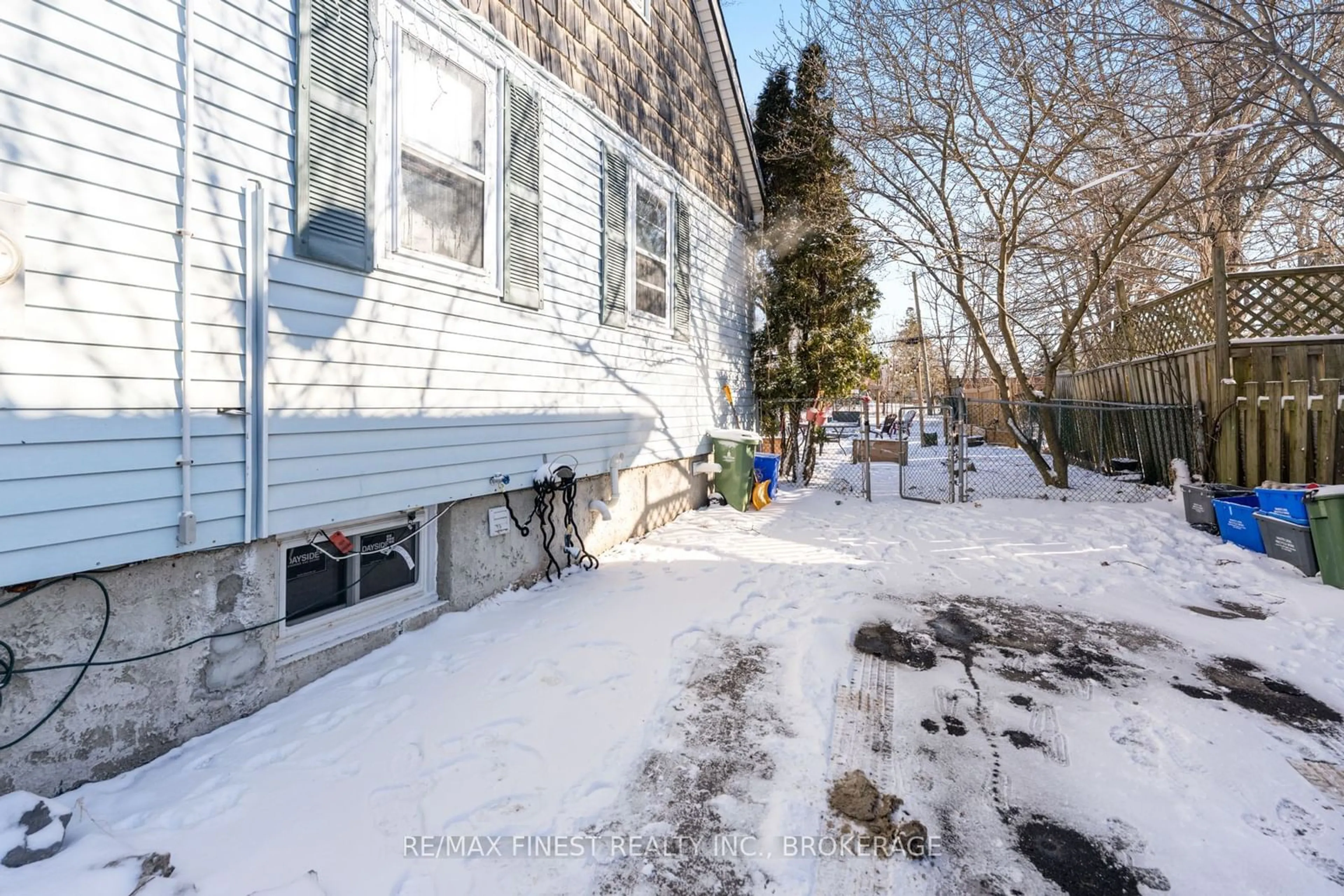 A pic from outside/outdoor area/front of a property/back of a property/a pic from drone, street for 615 Portsmouth Ave, Kingston Ontario K7M 1W2