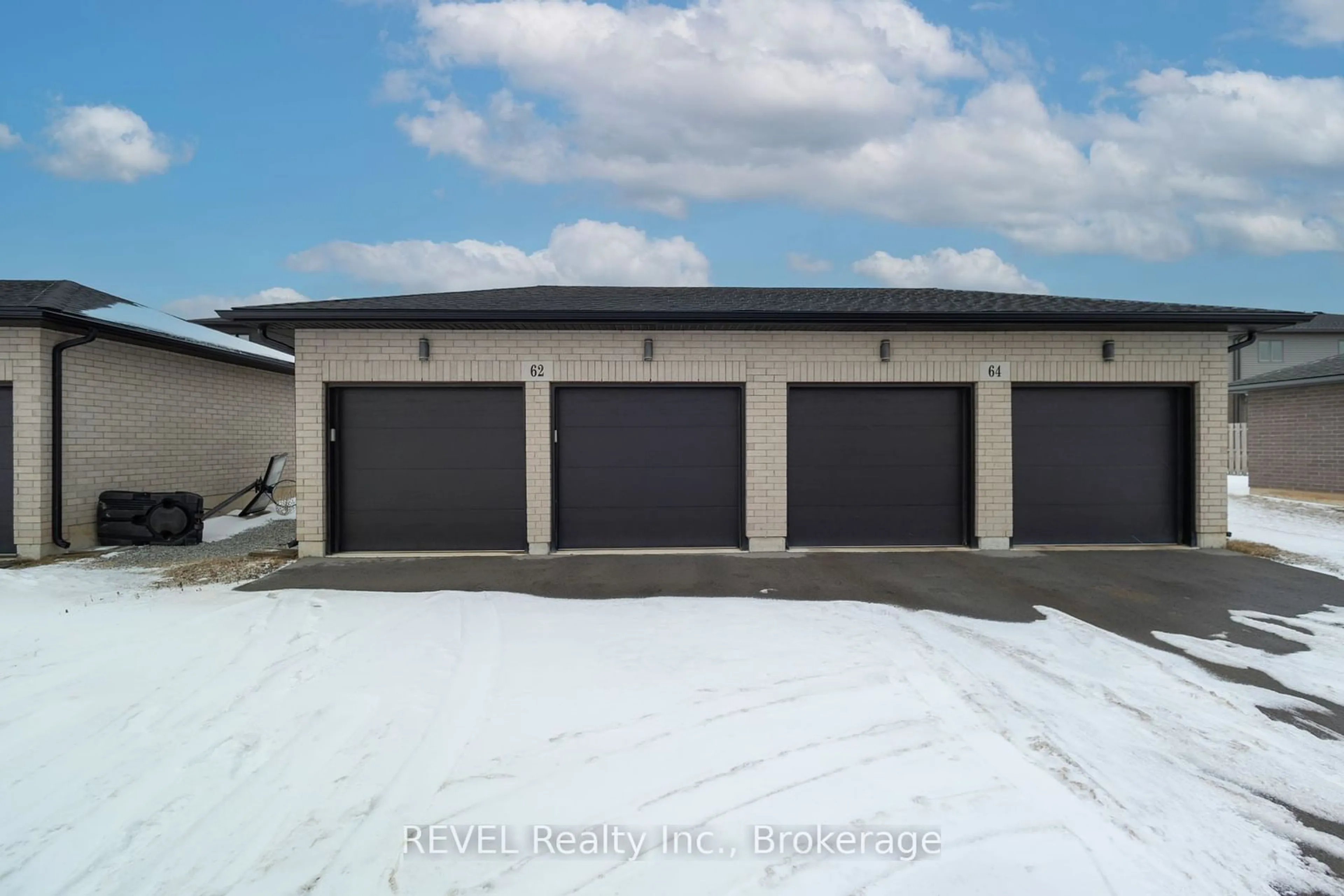 Indoor garage for 62 Summersides Blvd, Pelham Ontario L0S 1E7