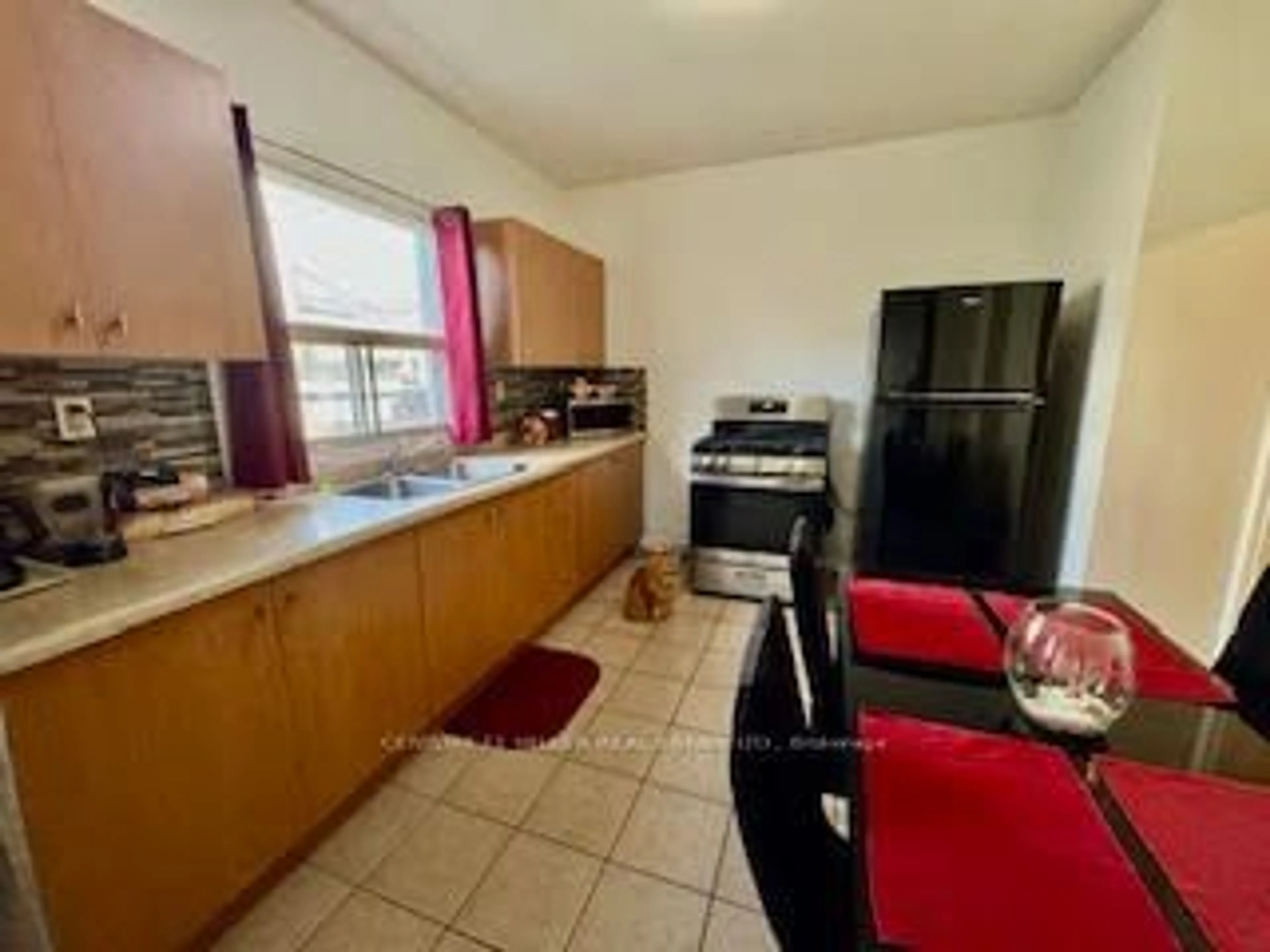 Standard kitchen, unknown for 21 Minto Ave, Hamilton Ontario L8L 6E1