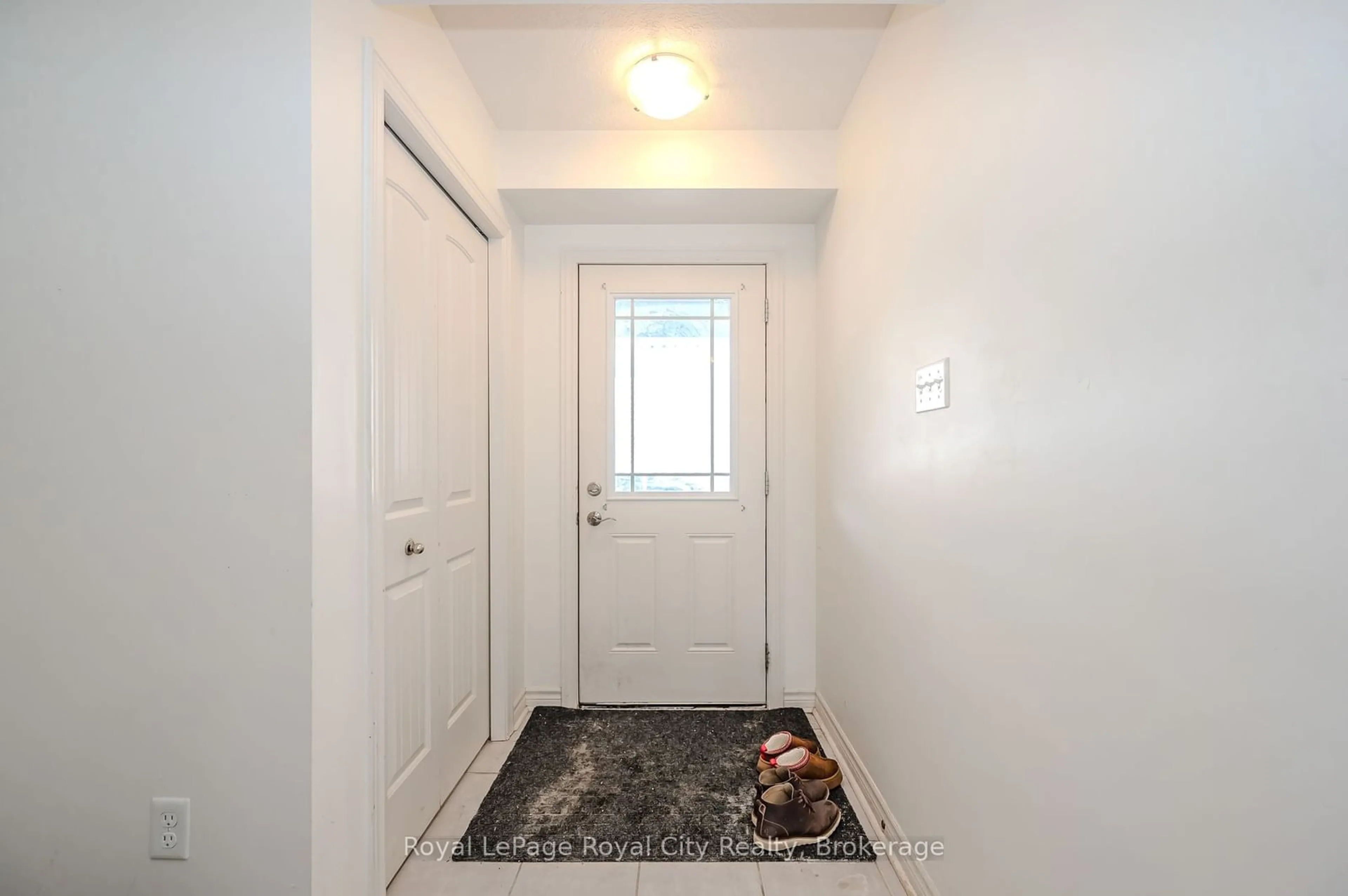 Indoor entryway for 23 Kingsbury Sq #23K, Guelph Ontario N1L 0K6