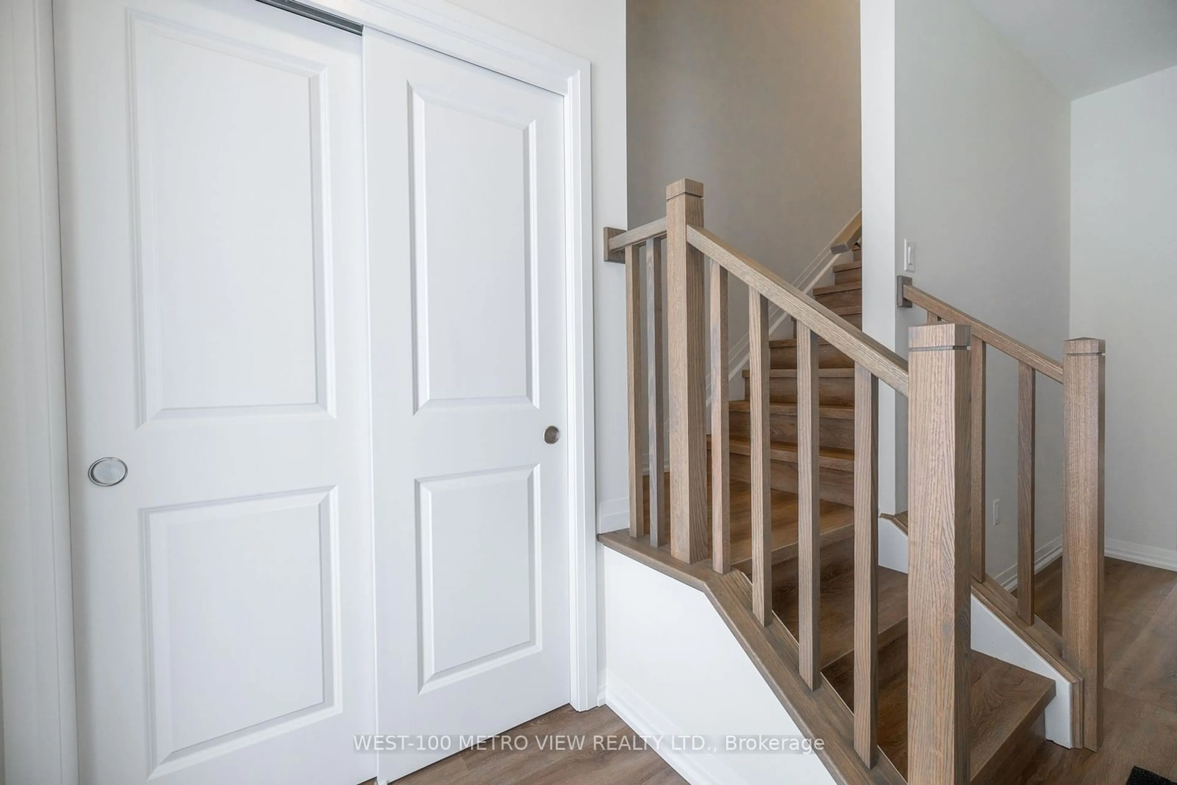 Indoor entryway for 112 Willson Dr, Thorold Ontario L2V 0M4