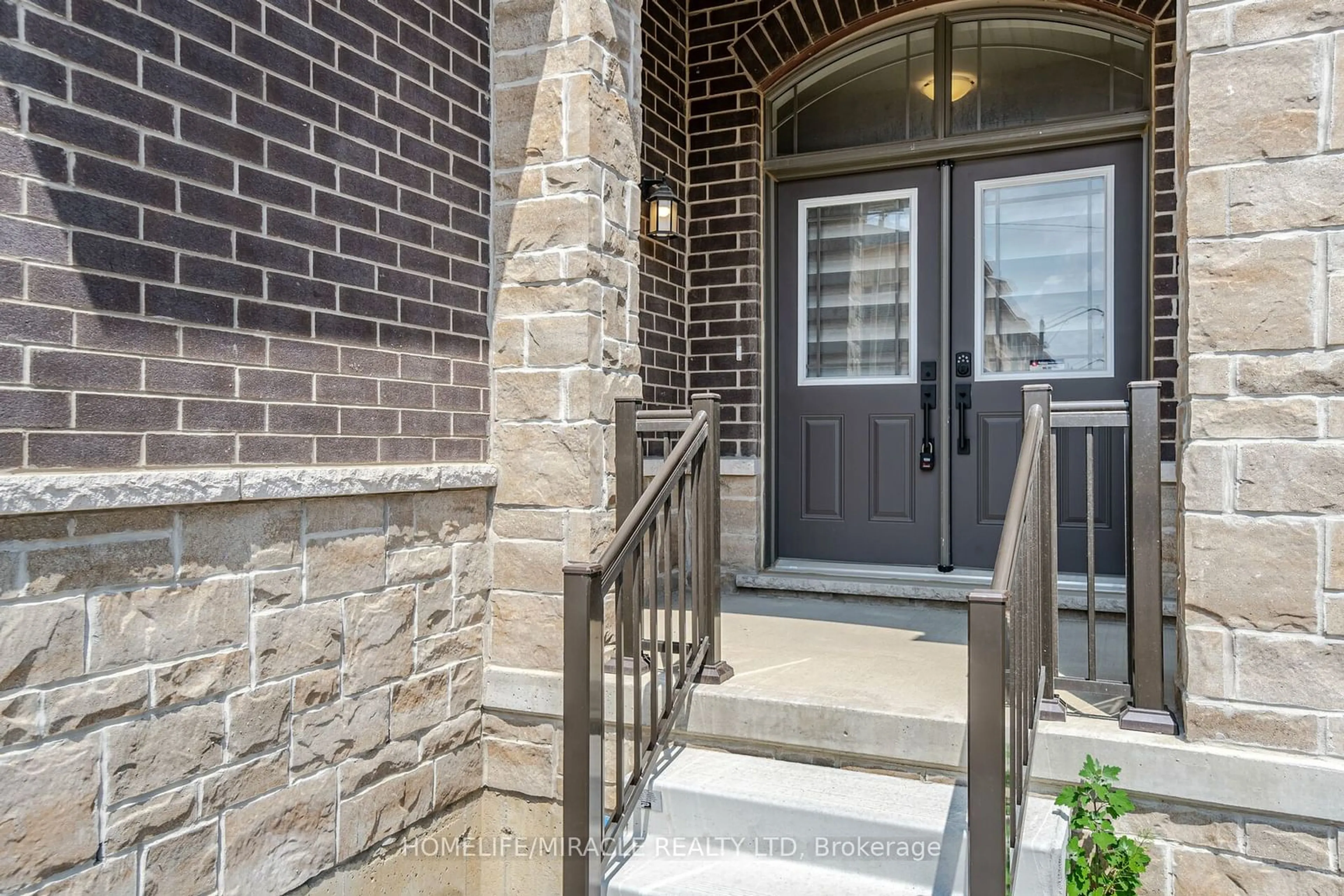 Indoor entryway for 105 Court Dr, Brant Ontario N3L 0L6