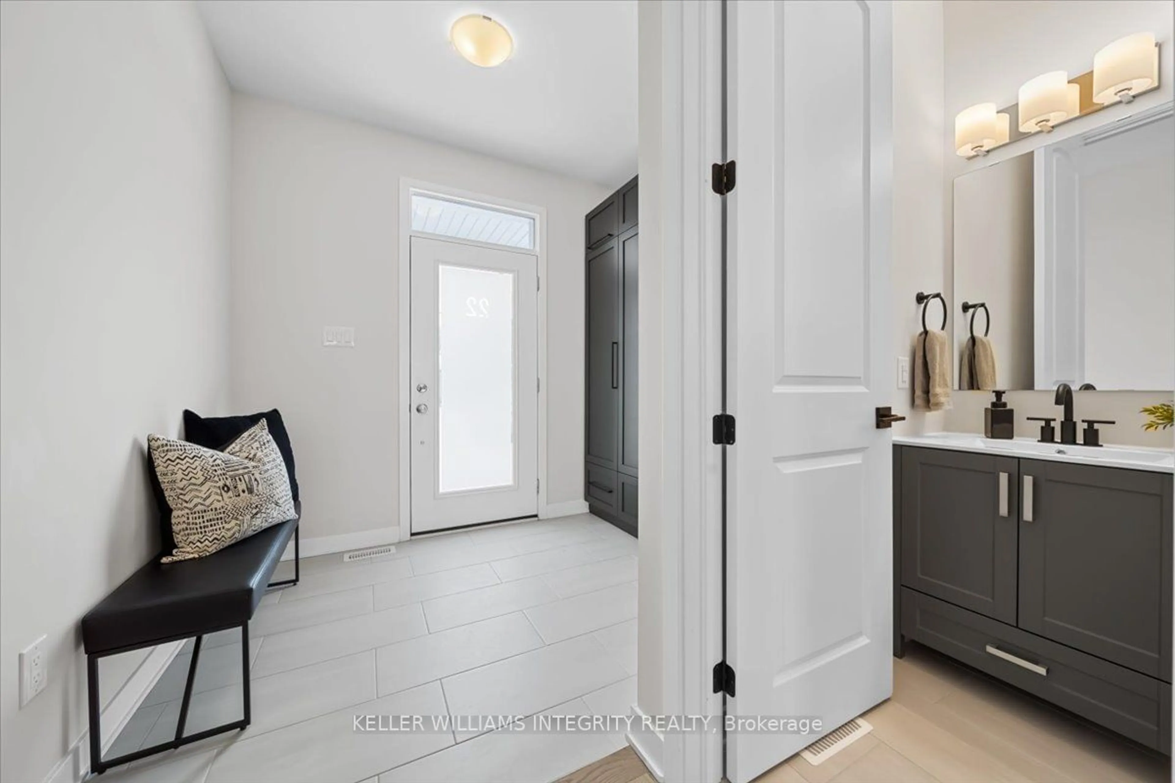 Indoor entryway for 22 Pacing Walk Rd, Stittsville - Munster - Richmond Ontario K0A 2Z0