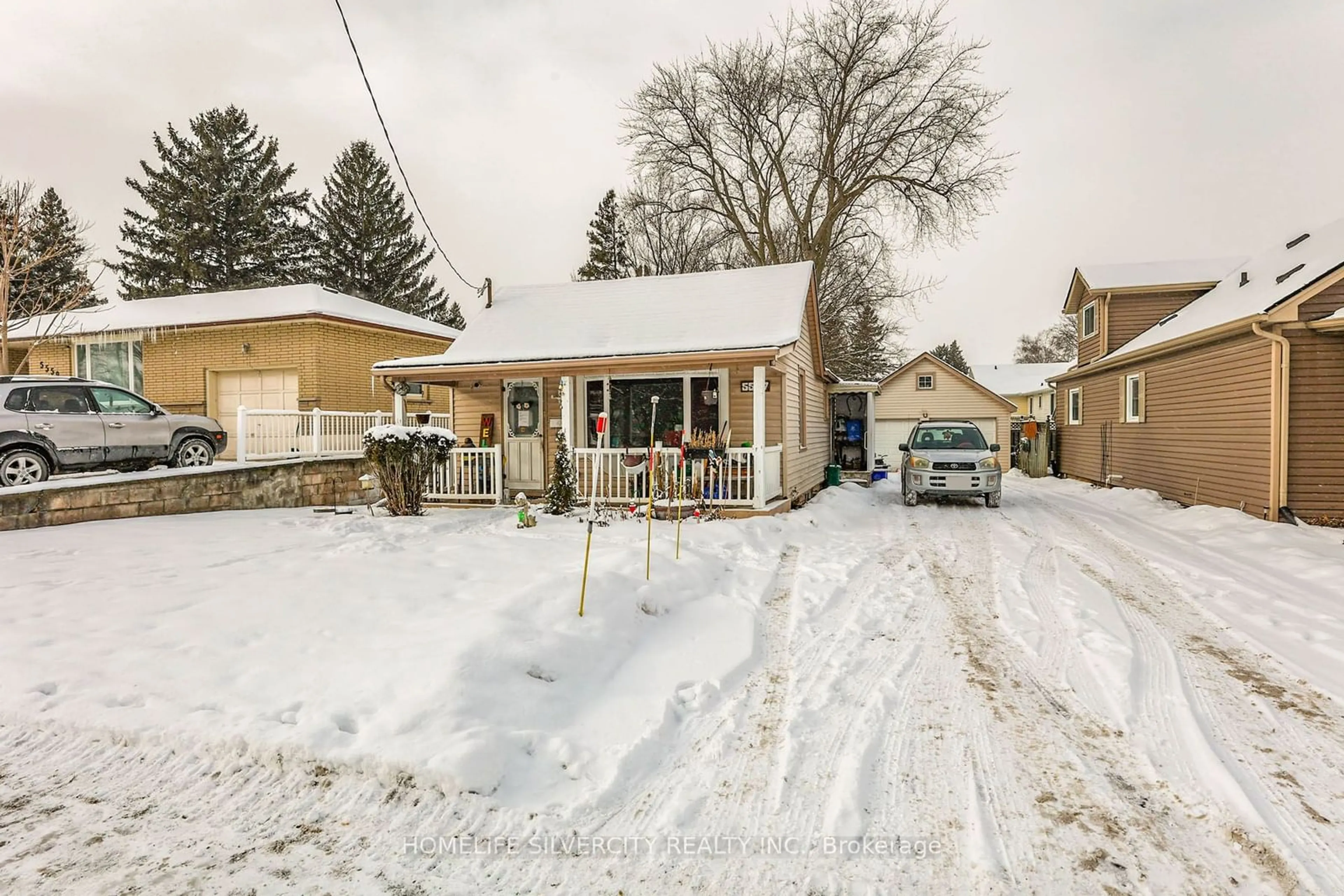 A pic from outside/outdoor area/front of a property/back of a property/a pic from drone, street for 5537 Montrose Rd, Niagara Falls Ontario L2H 1K9