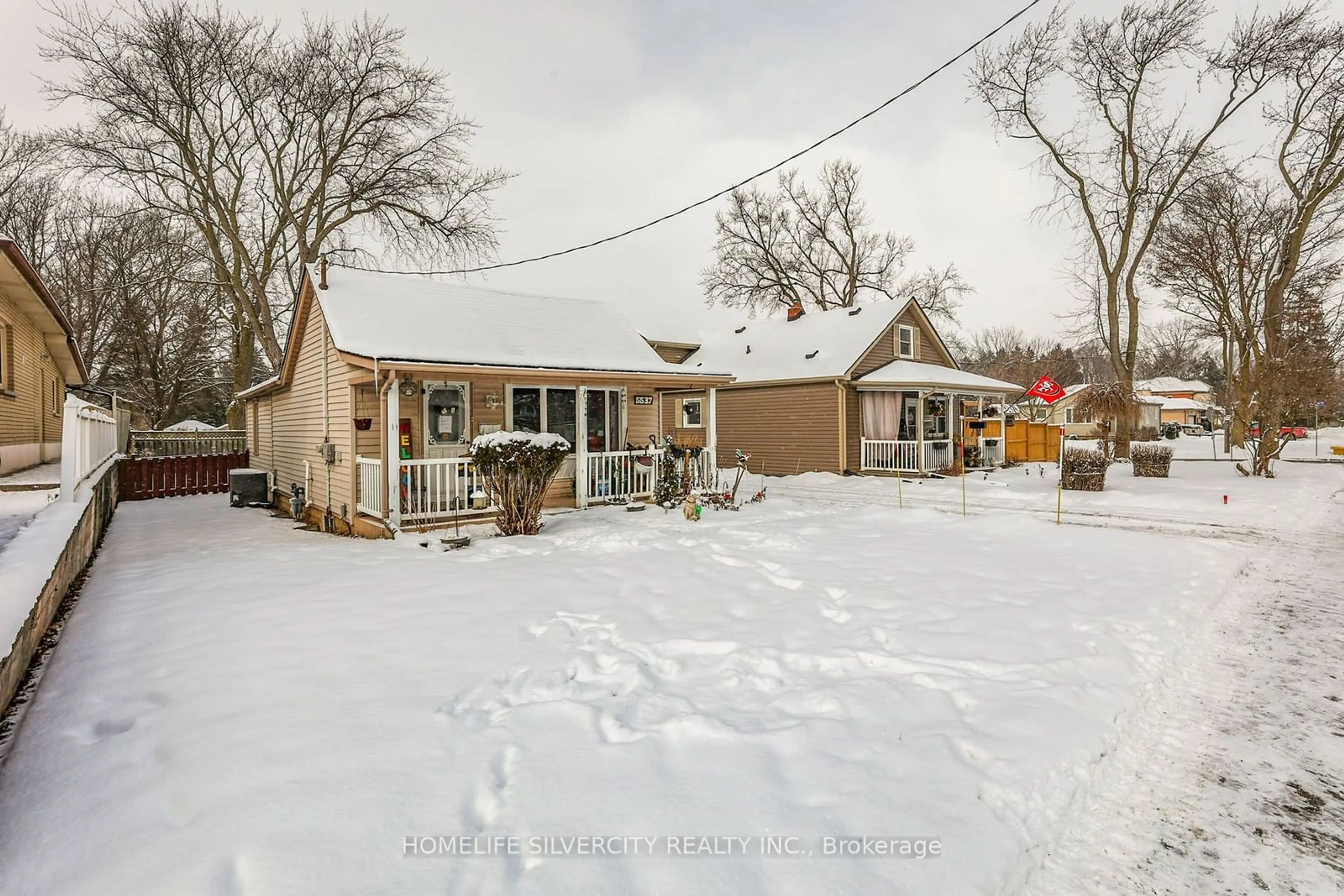 A pic from outside/outdoor area/front of a property/back of a property/a pic from drone, street for 5537 Montrose Rd, Niagara Falls Ontario L2H 1K9