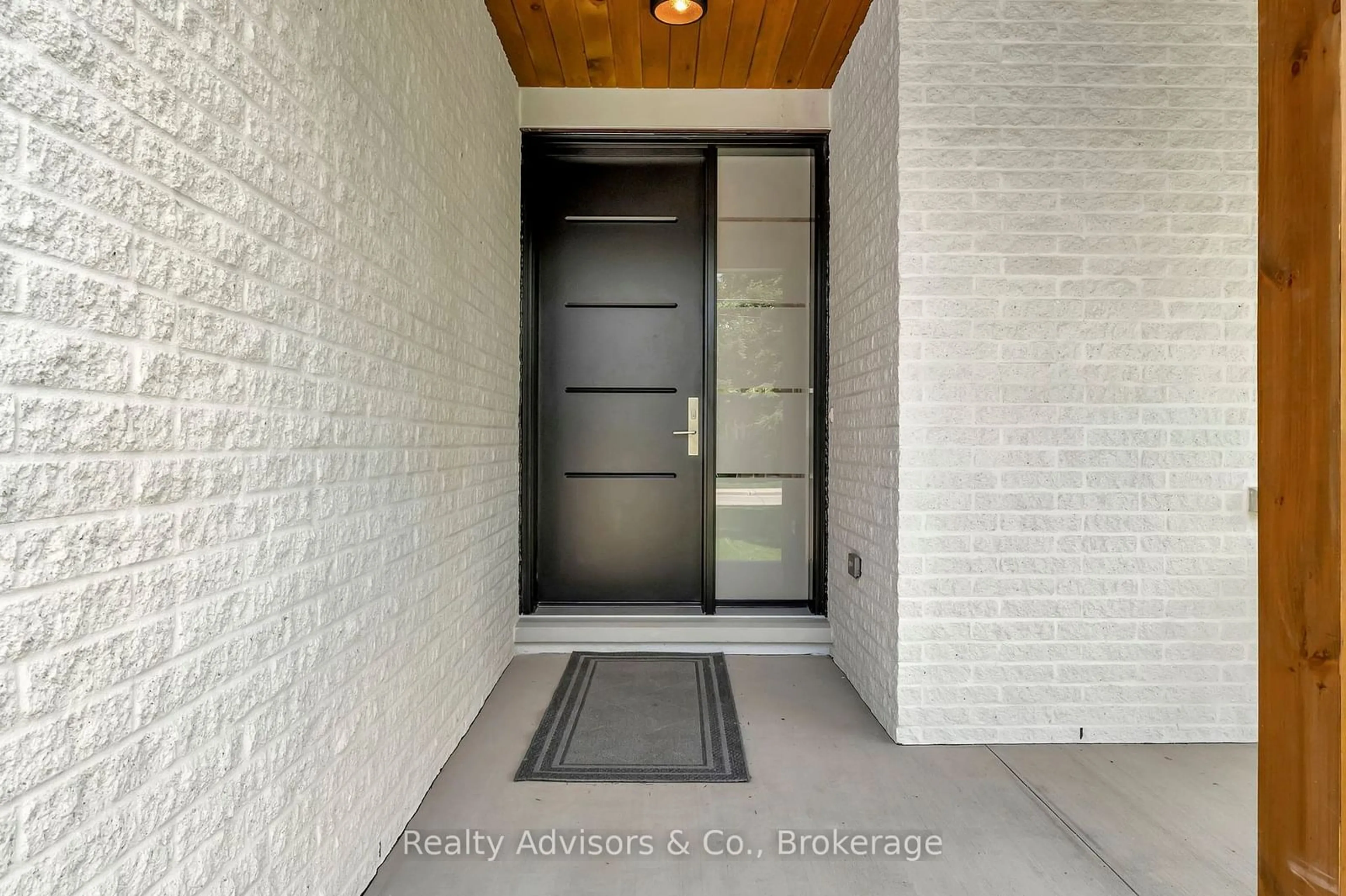 Indoor entryway for 128 Lisgar Ave, Tillsonburg Ontario N4G 3L6