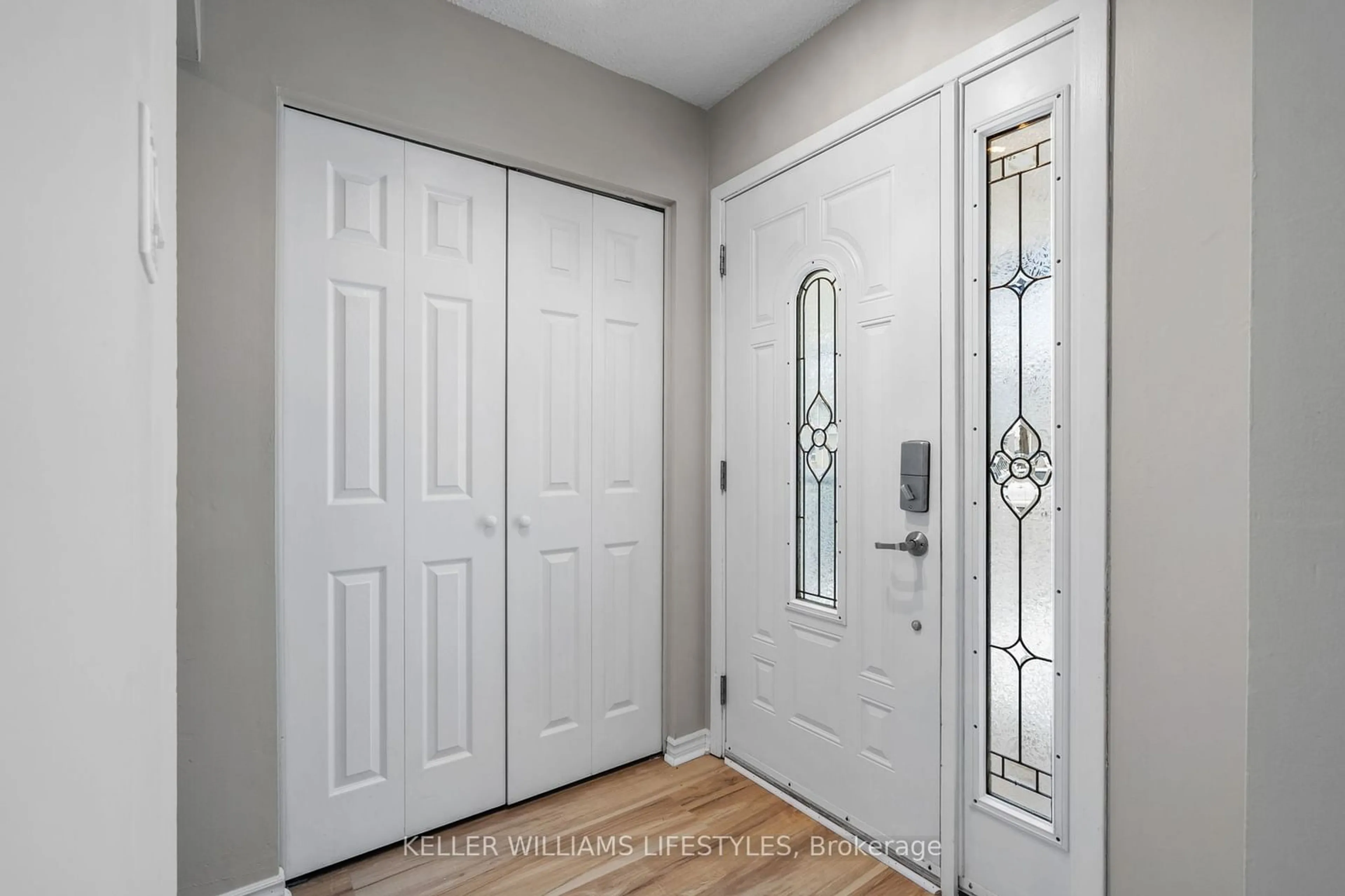 Indoor entryway for 829 Jalna Blvd, London Ontario N6E 2S2