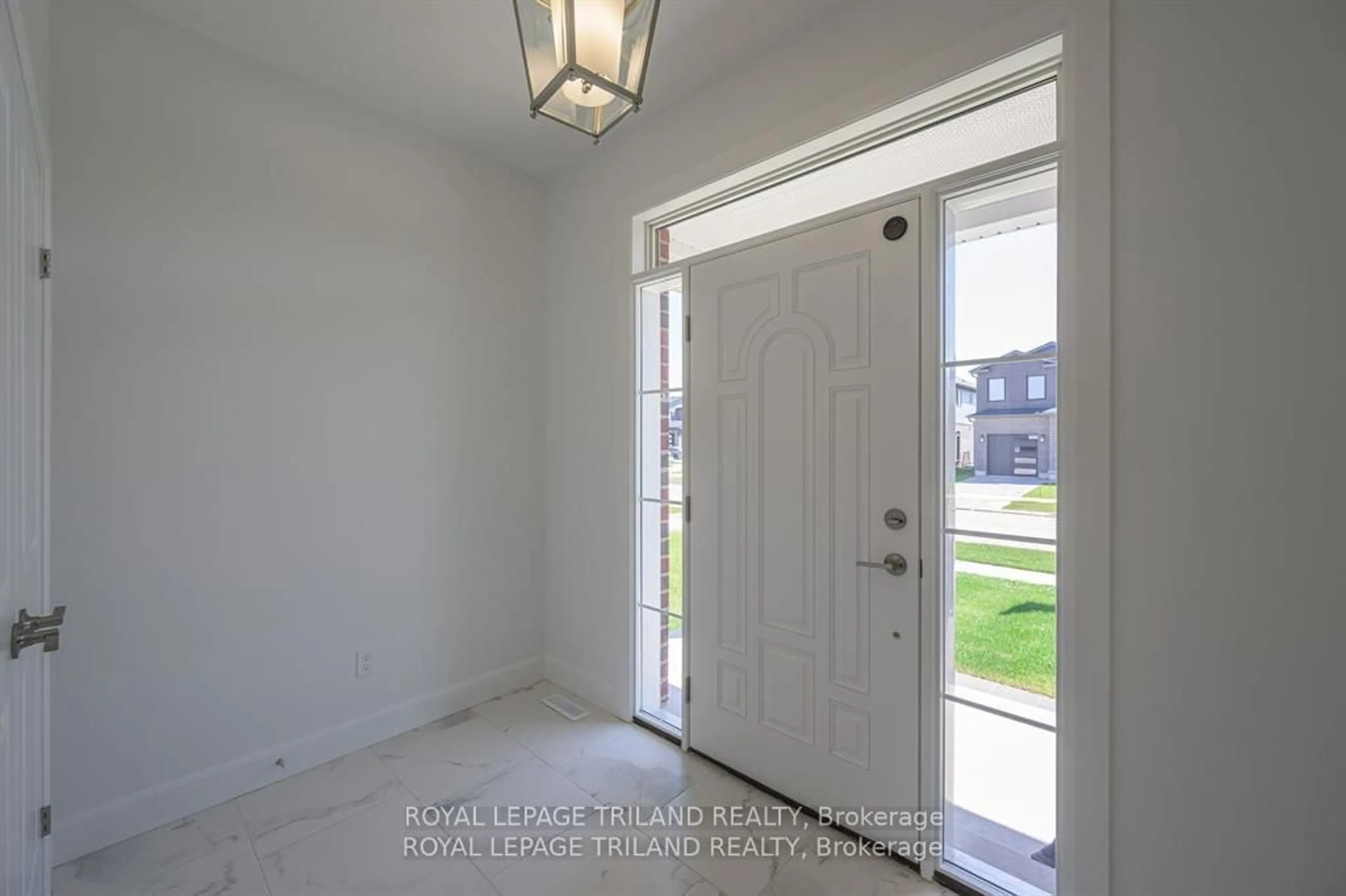 Indoor entryway for 3837 AUCKLAND Ave, London Ontario N6L 0J2