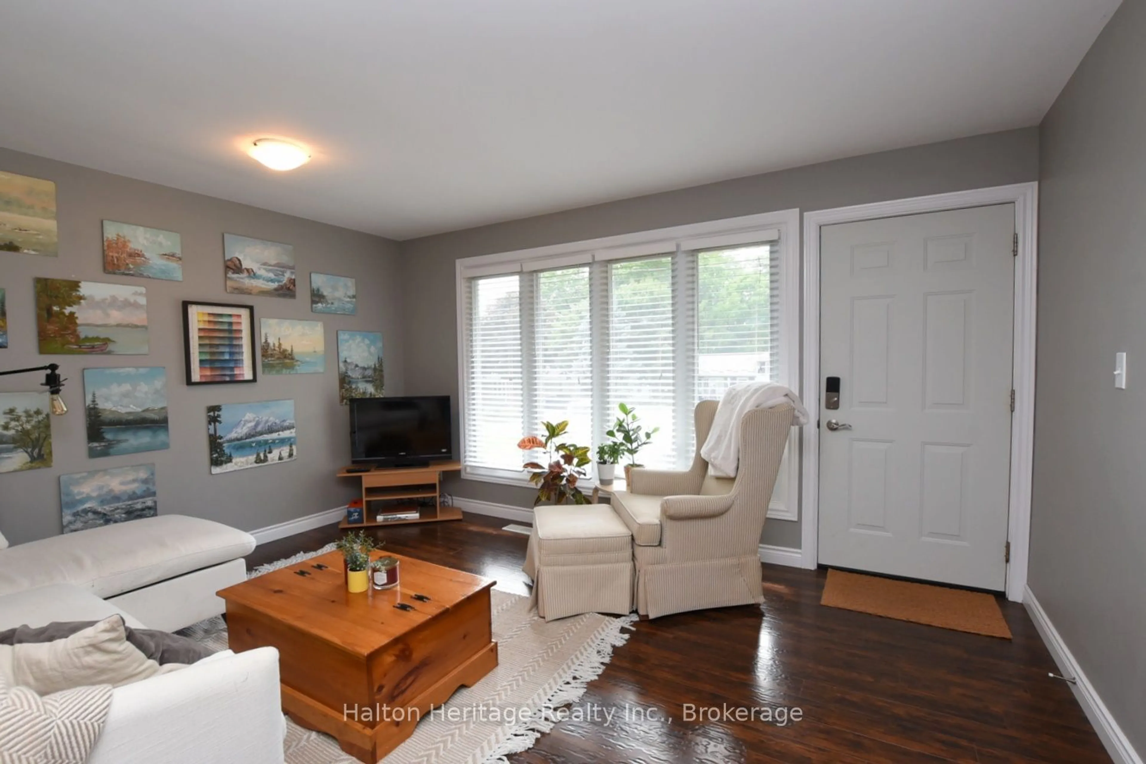 Living room with furniture, wood/laminate floor for 42 Seneca St, Haldimand Ontario N0A 1E0