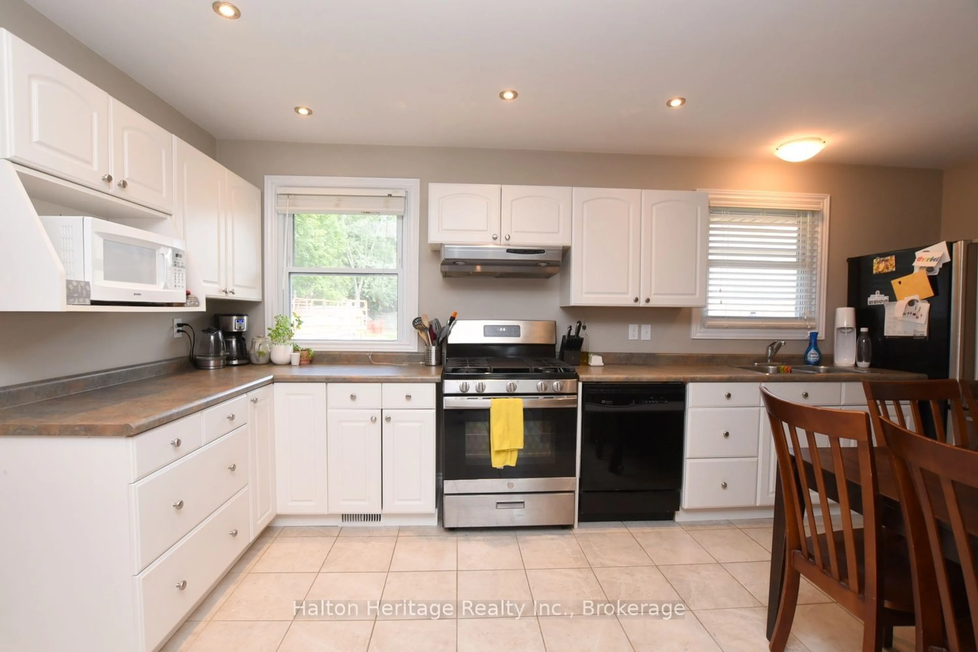 Open concept kitchen, unknown for 42 Seneca St, Haldimand Ontario N0A 1E0