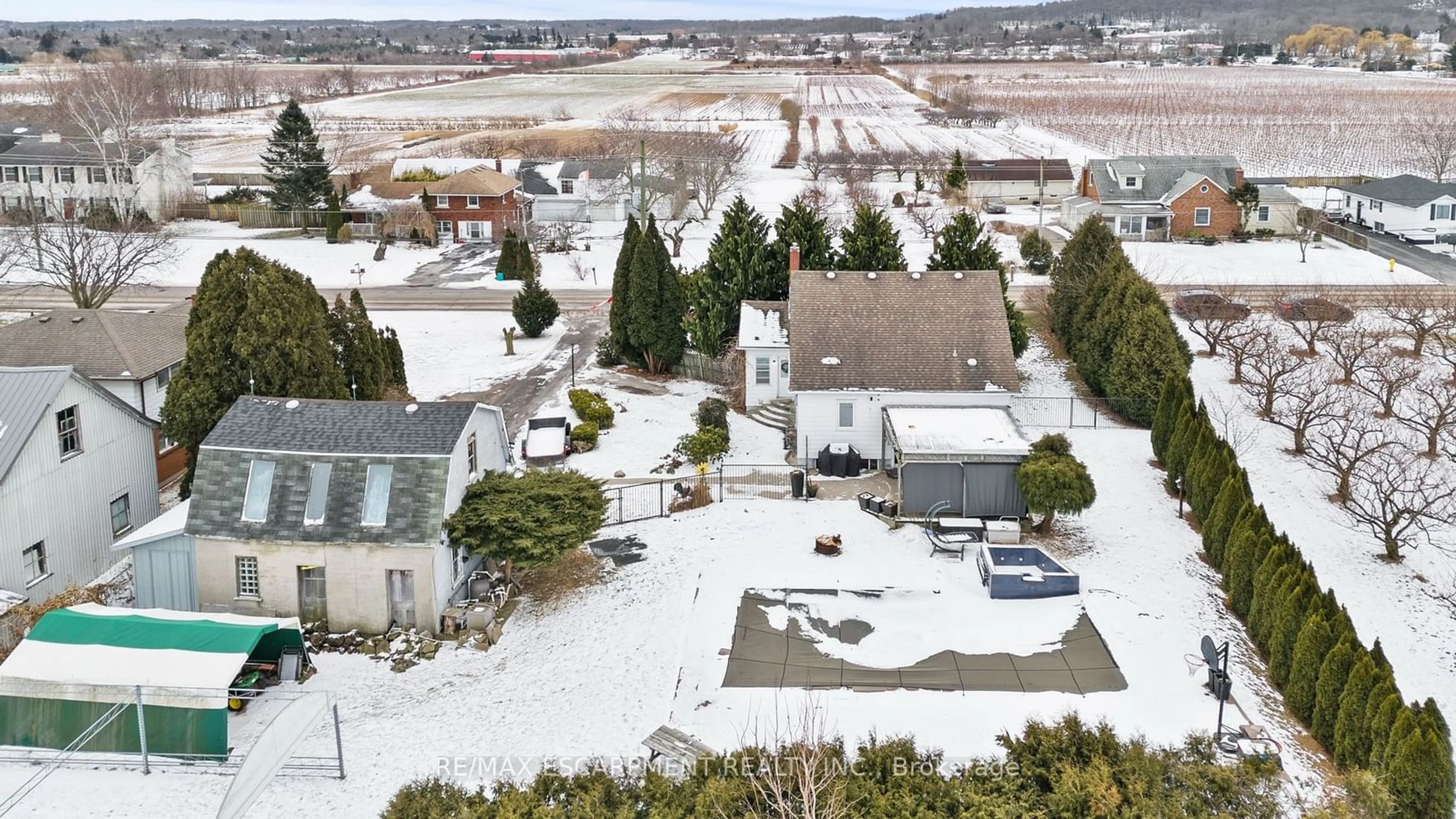 A pic from outside/outdoor area/front of a property/back of a property/a pic from drone, unknown for 5331 GREENLANE Rd, Lincoln Ontario L0R 1B3