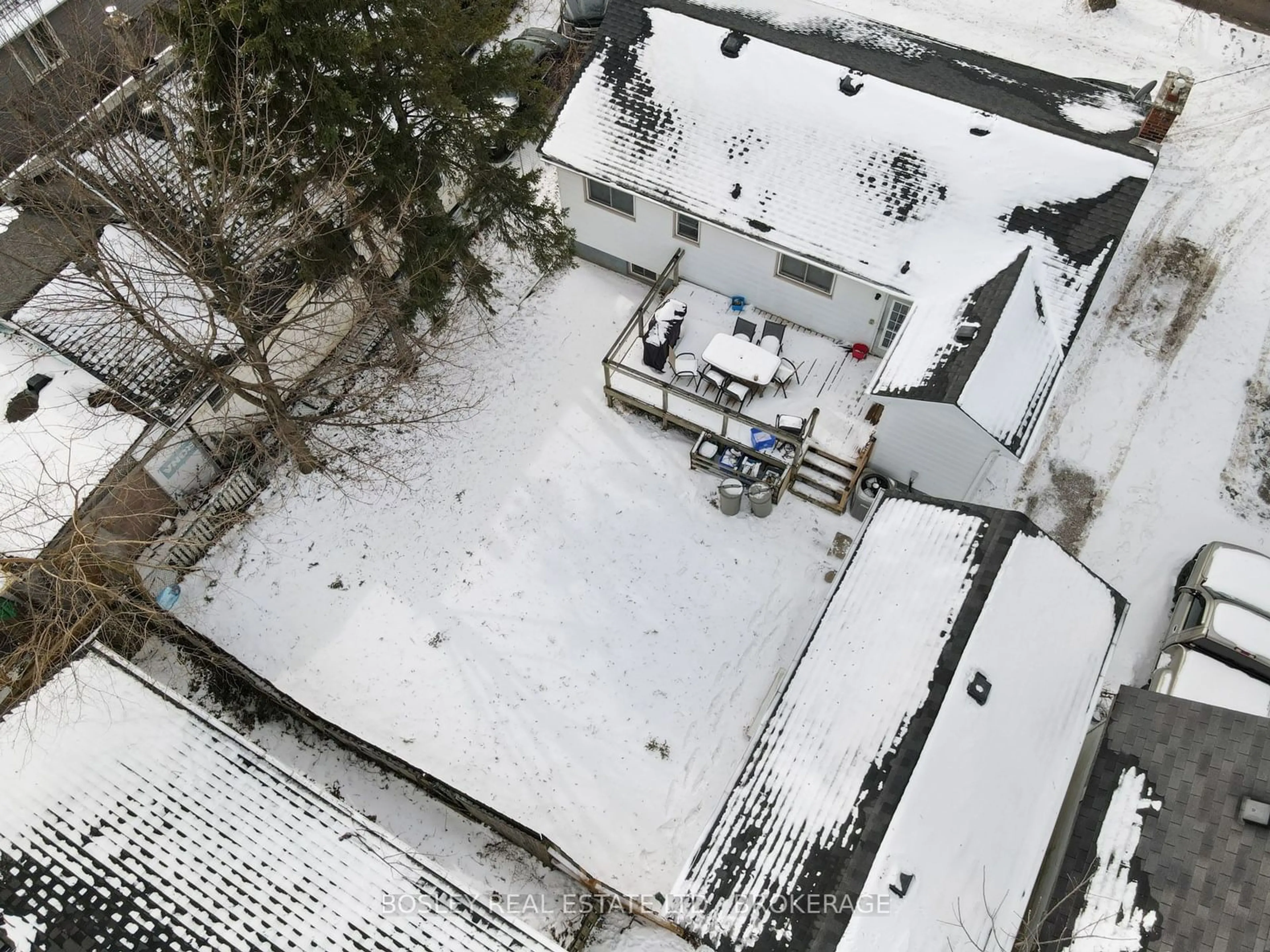 A pic from outside/outdoor area/front of a property/back of a property/a pic from drone, street for 74 West St, Thorold Ontario L2V 2S5