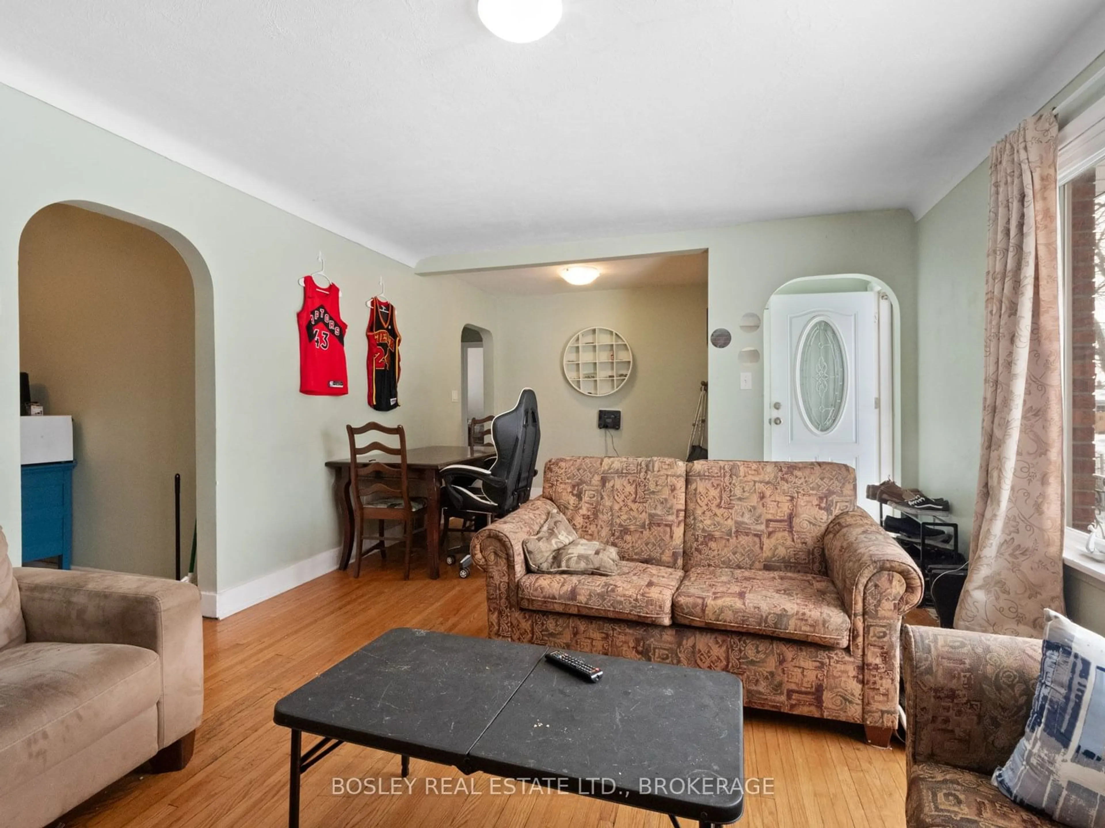 Living room with furniture, unknown for 74 West St, Thorold Ontario L2V 2S5