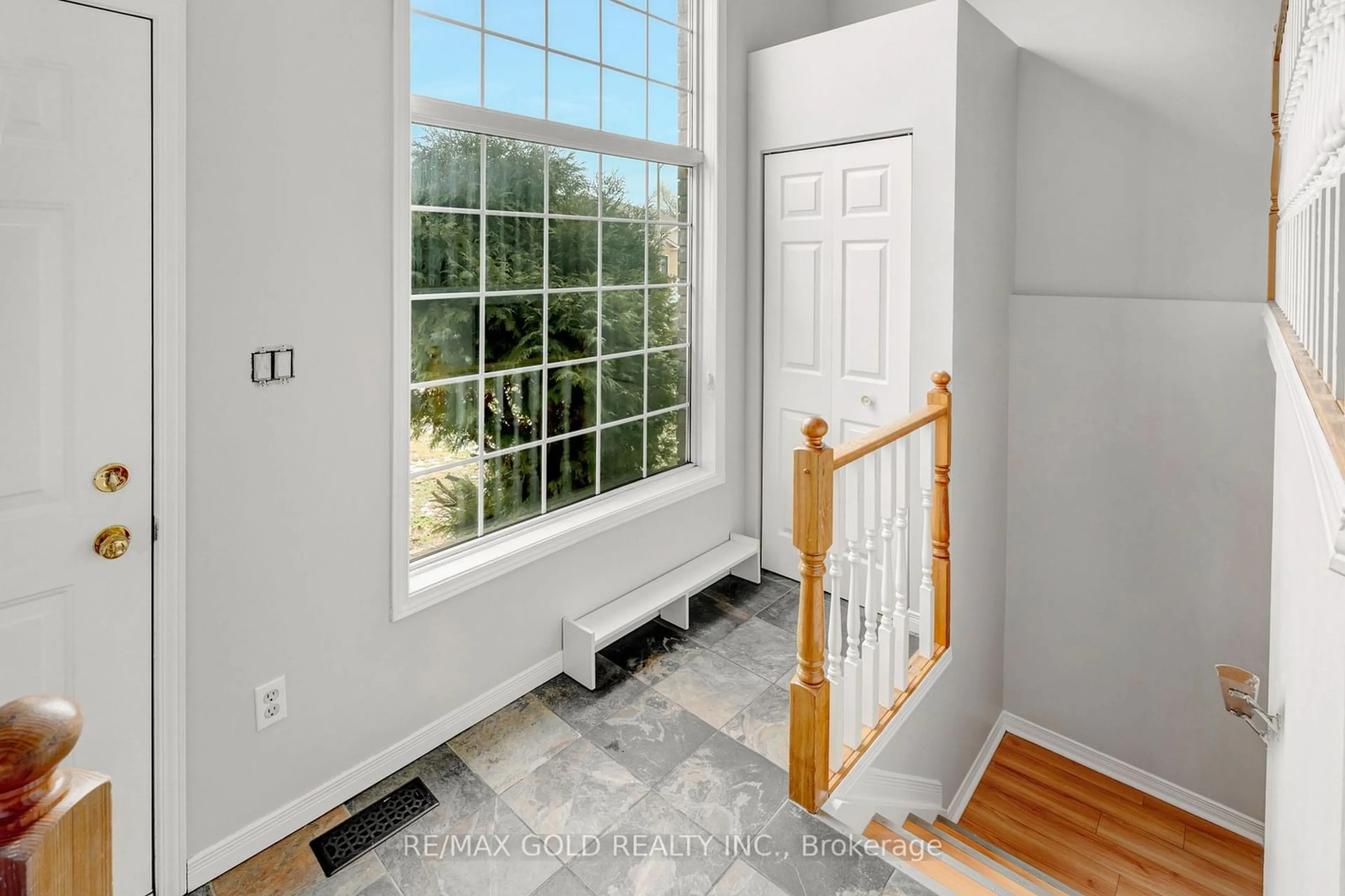 Indoor entryway for 464 Merrill Ave, LaSalle Ontario N9J 3N7