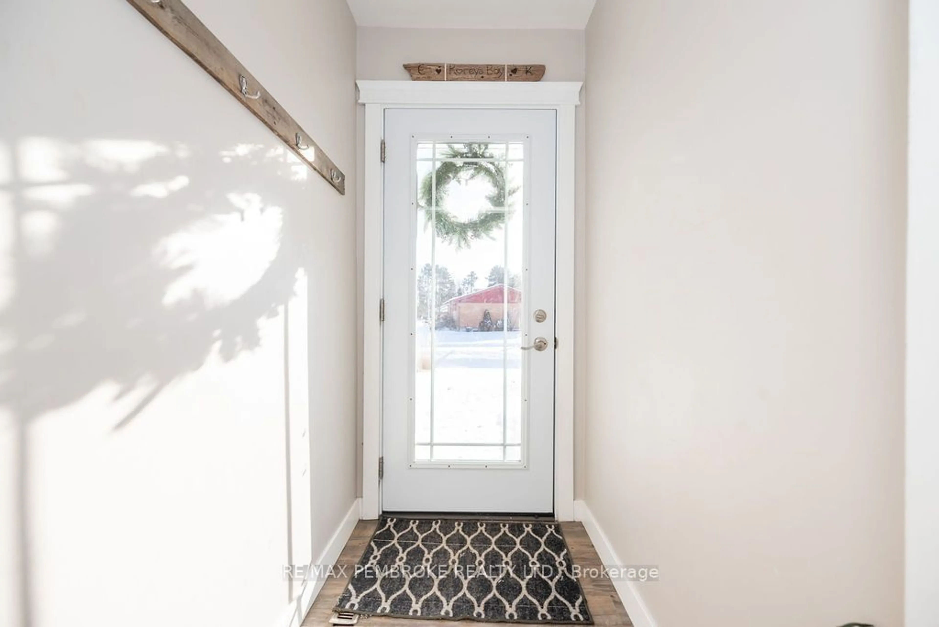 Indoor entryway for 13 Highland Cres, Deep River Ontario K0J 1P0