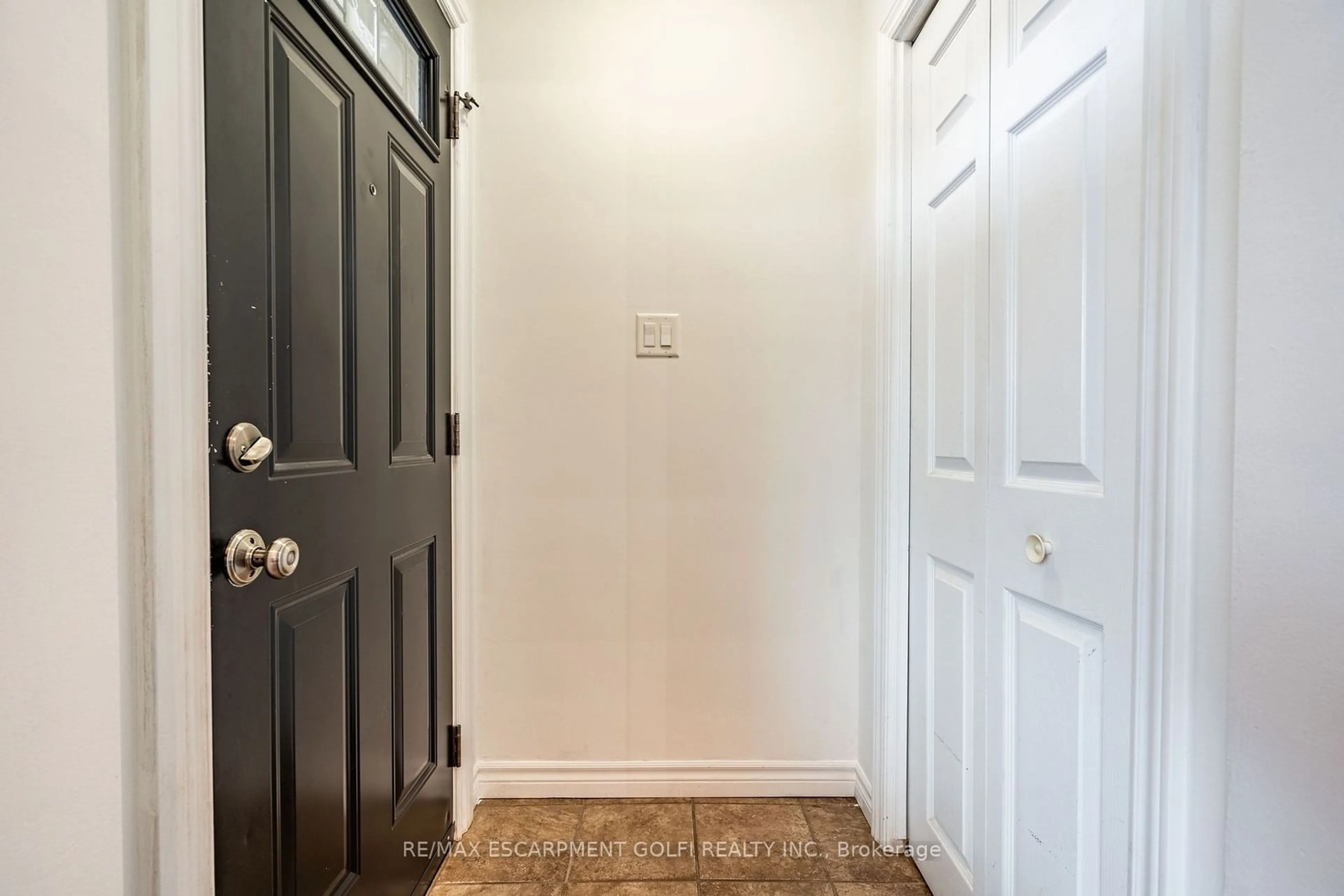 Indoor entryway for 76 Park Row, Hamilton Ontario L8H 4E6