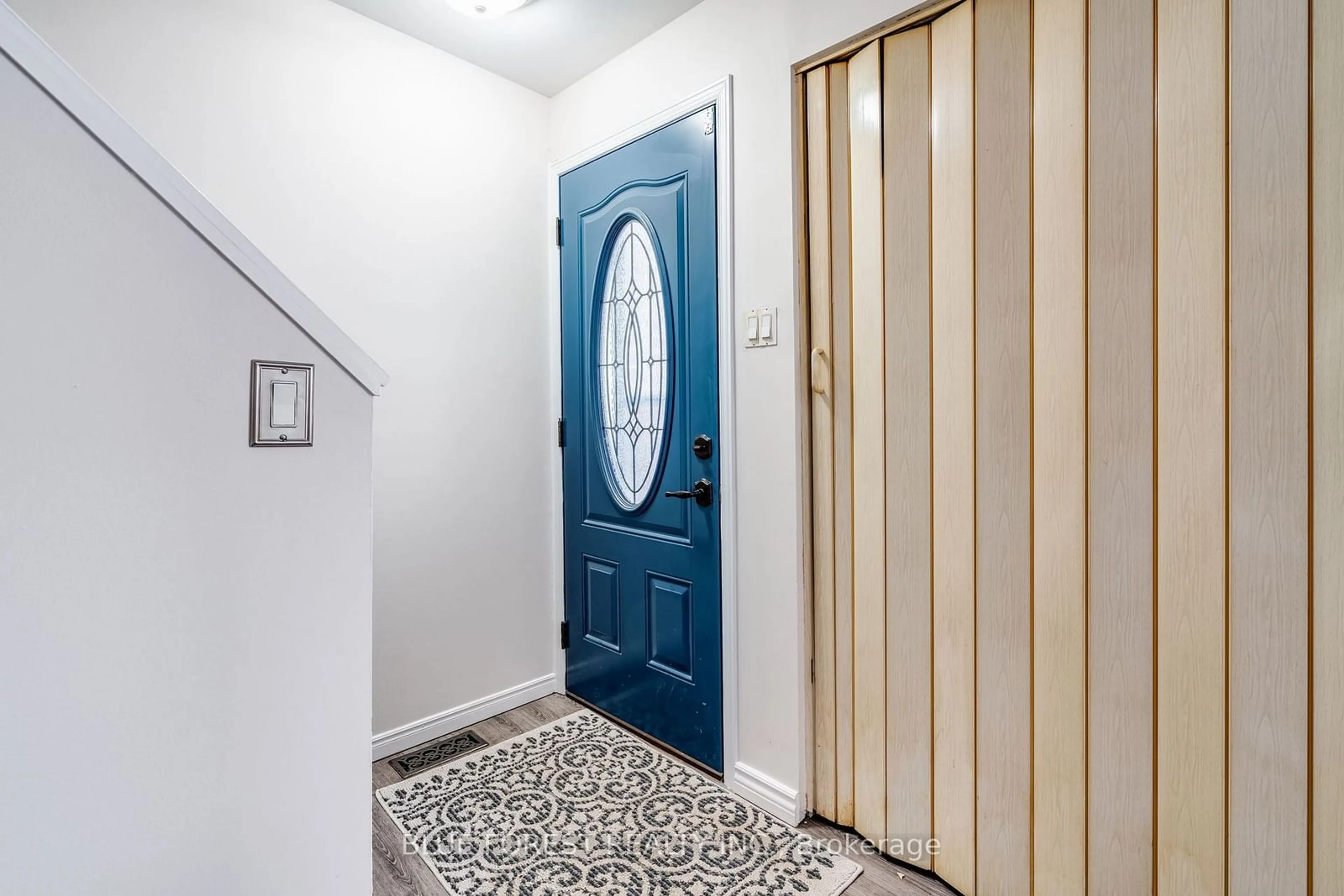 Indoor entryway for 365 Tweedsmuir Ave, Chatham-Kent Ontario N7M 5T3