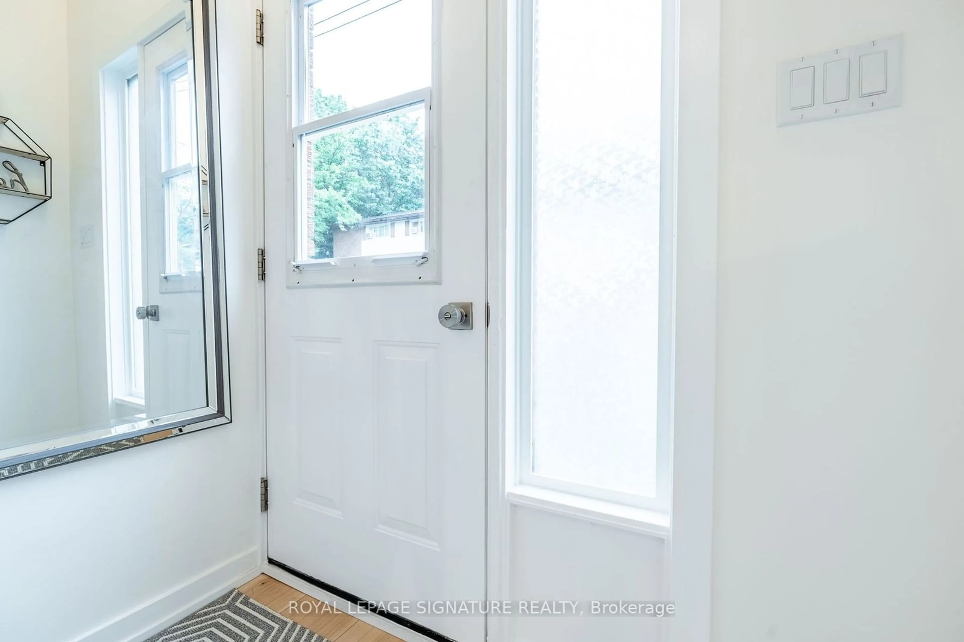 Indoor entryway for 39 Woodman Dr, Hamilton Ontario L8H 2M6