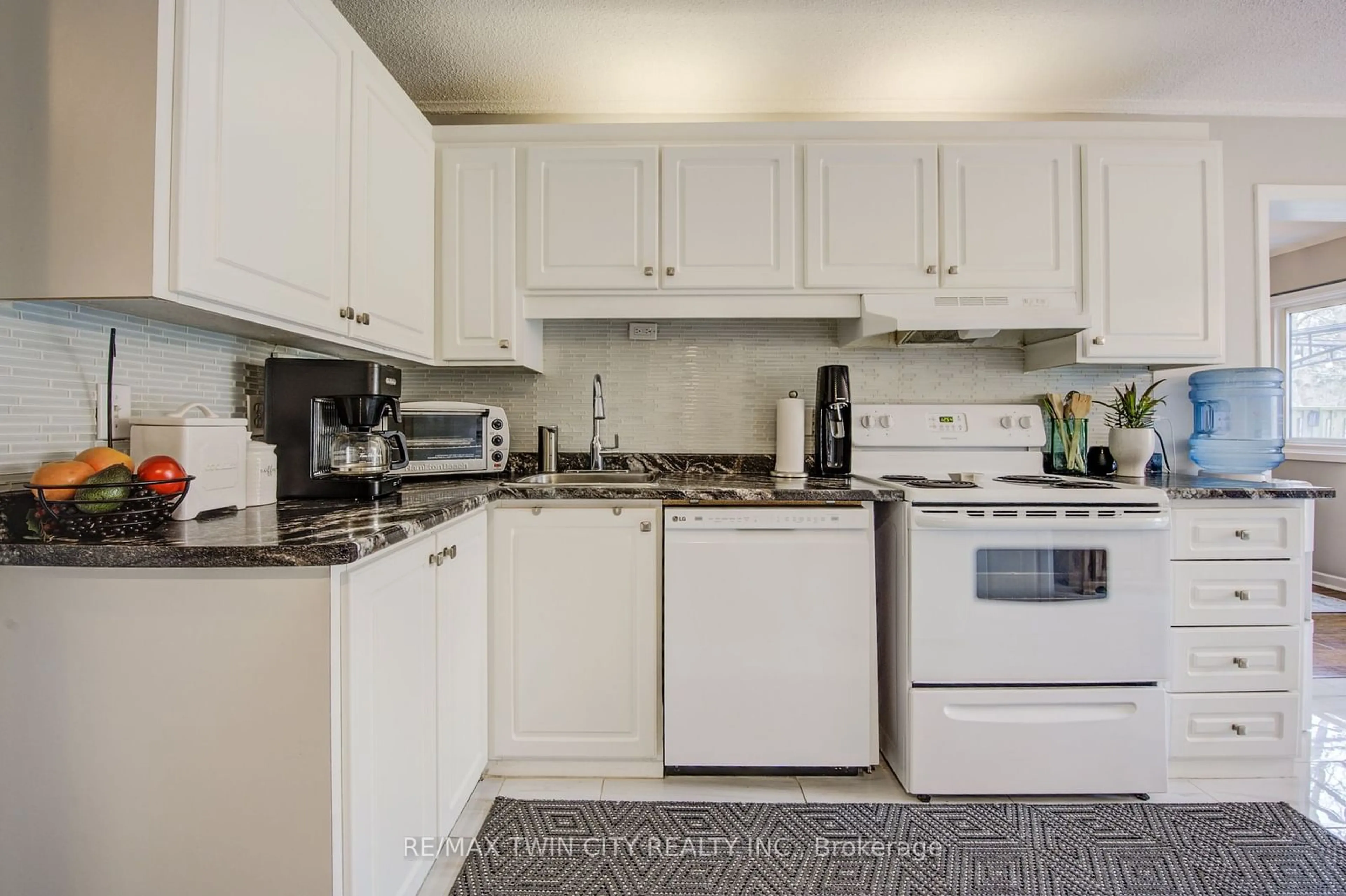 Standard kitchen, ceramic/tile floor for 121 University Ave #43, Waterloo Ontario N2J 4J1