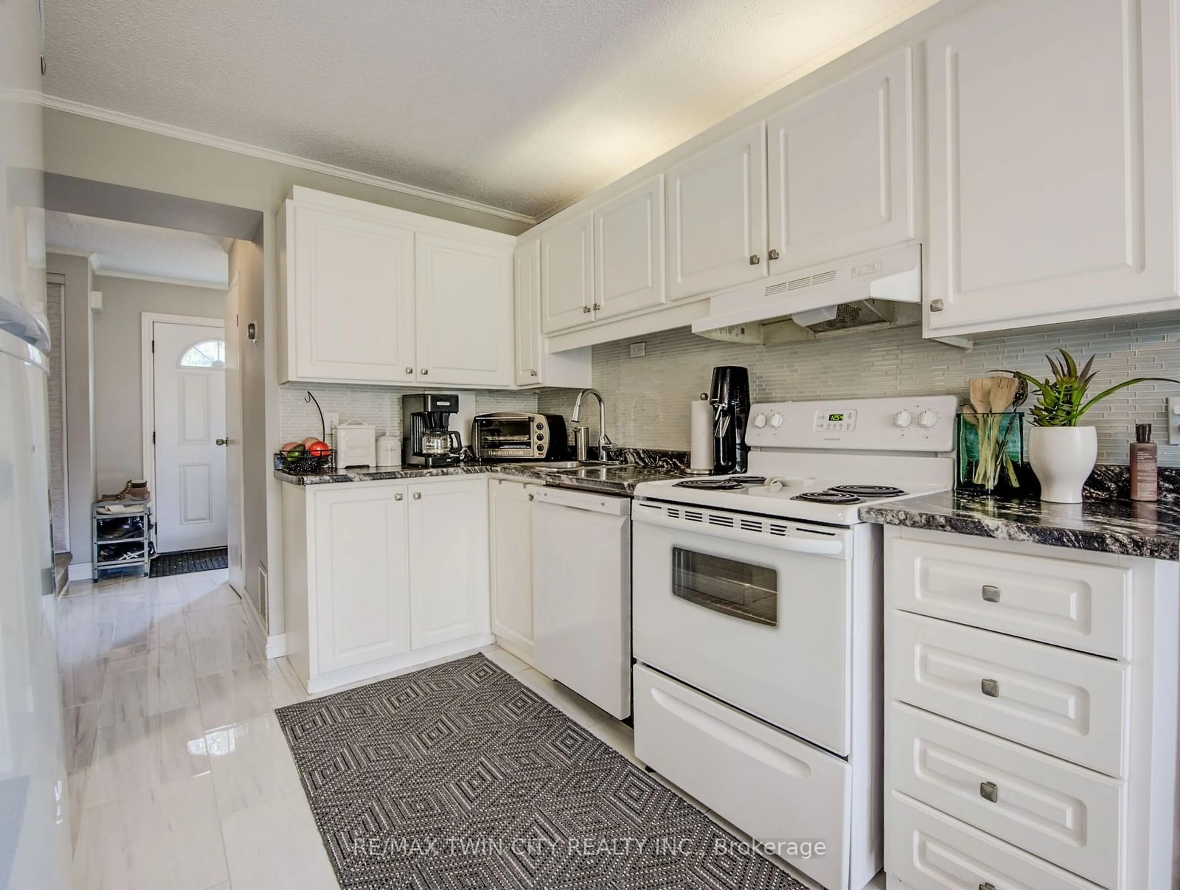 Standard kitchen, ceramic/tile floor for 121 University Ave #43, Waterloo Ontario N2J 4J1