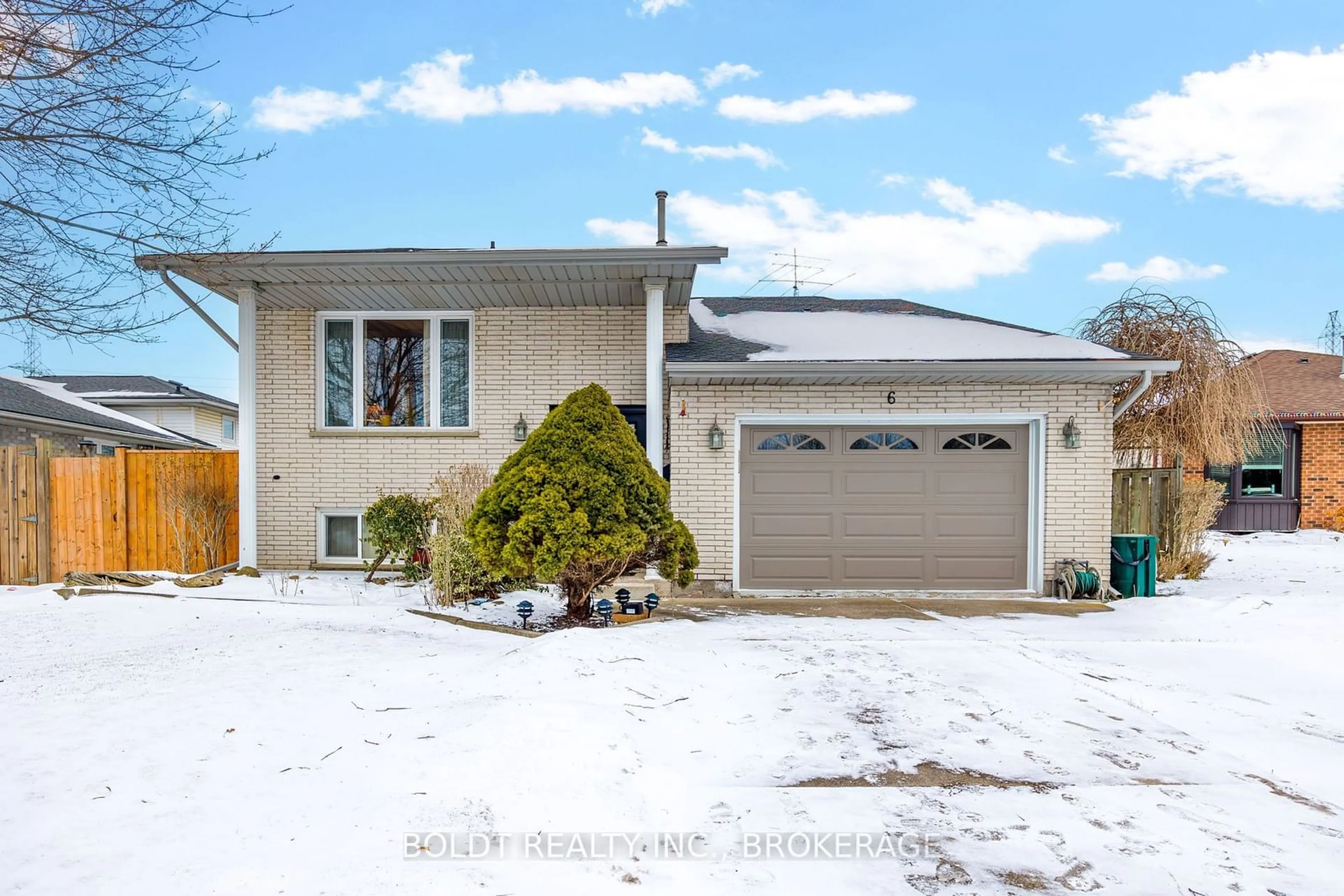 Home with vinyl exterior material, street for 6 Stephenson Crt, Thorold Ontario L2V 4Y8