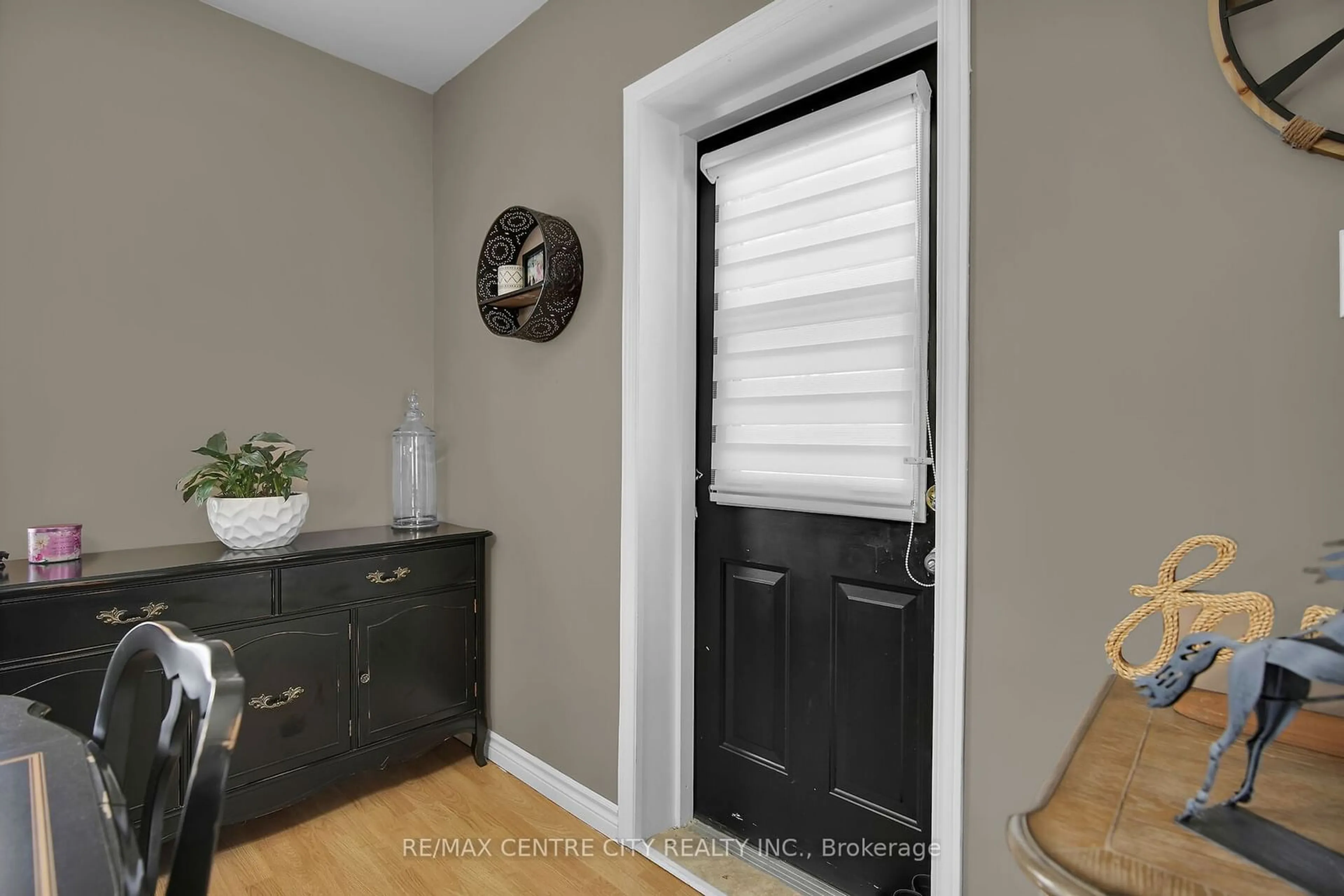 Indoor entryway for 36 Walnut St, Aylmer Ontario N5H 1C5