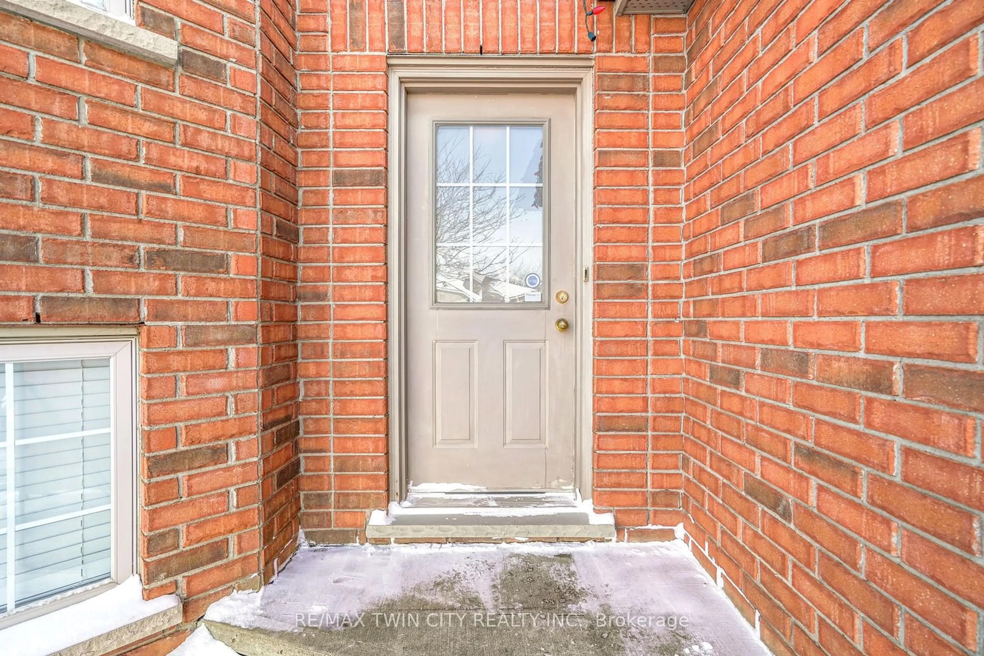 Indoor entryway for 101 St. Patrick's Dr, Brantford Ontario N3T 6M6