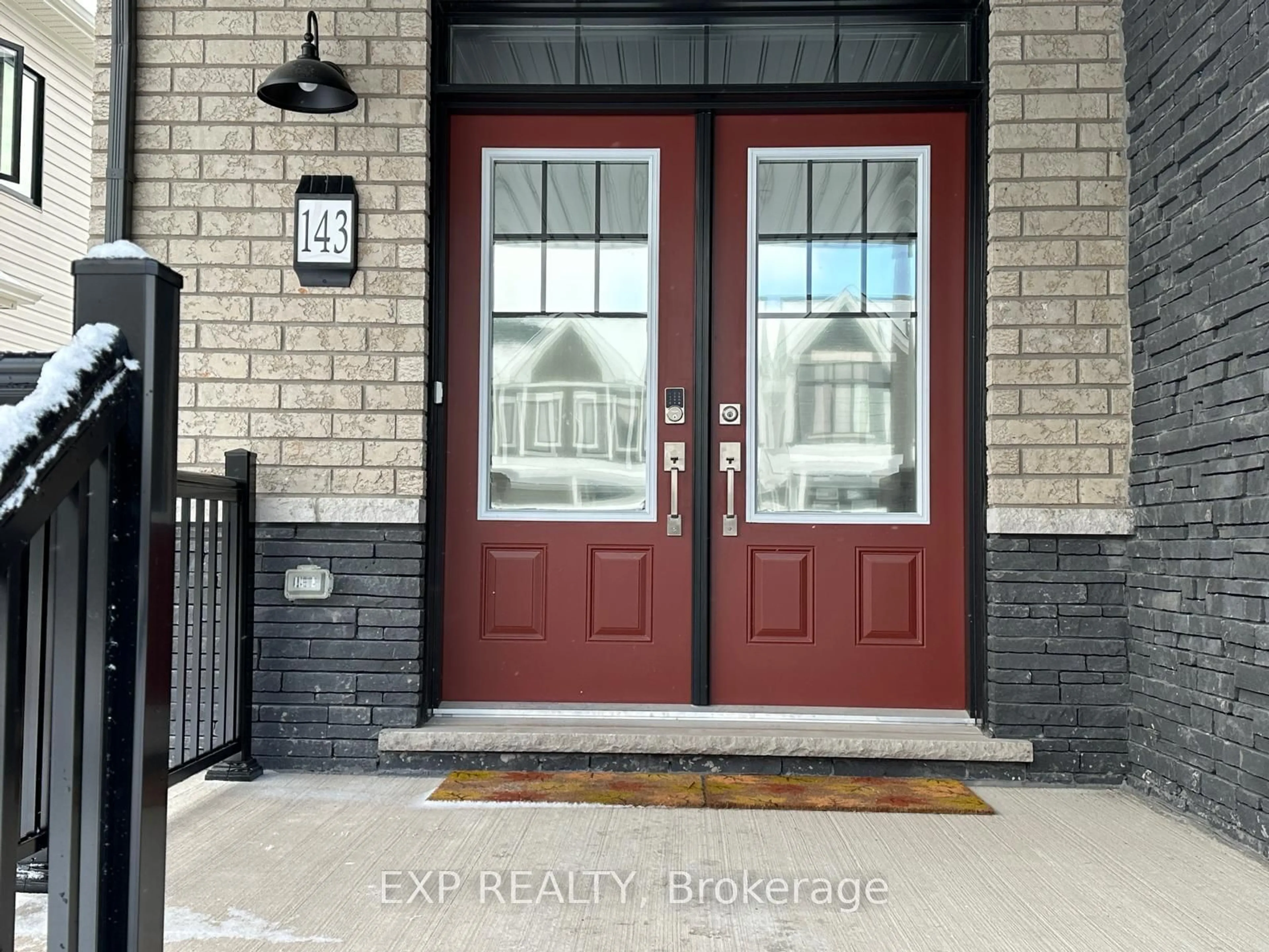 Indoor entryway for 143 Port Cres, Welland Ontario L3B 0N2