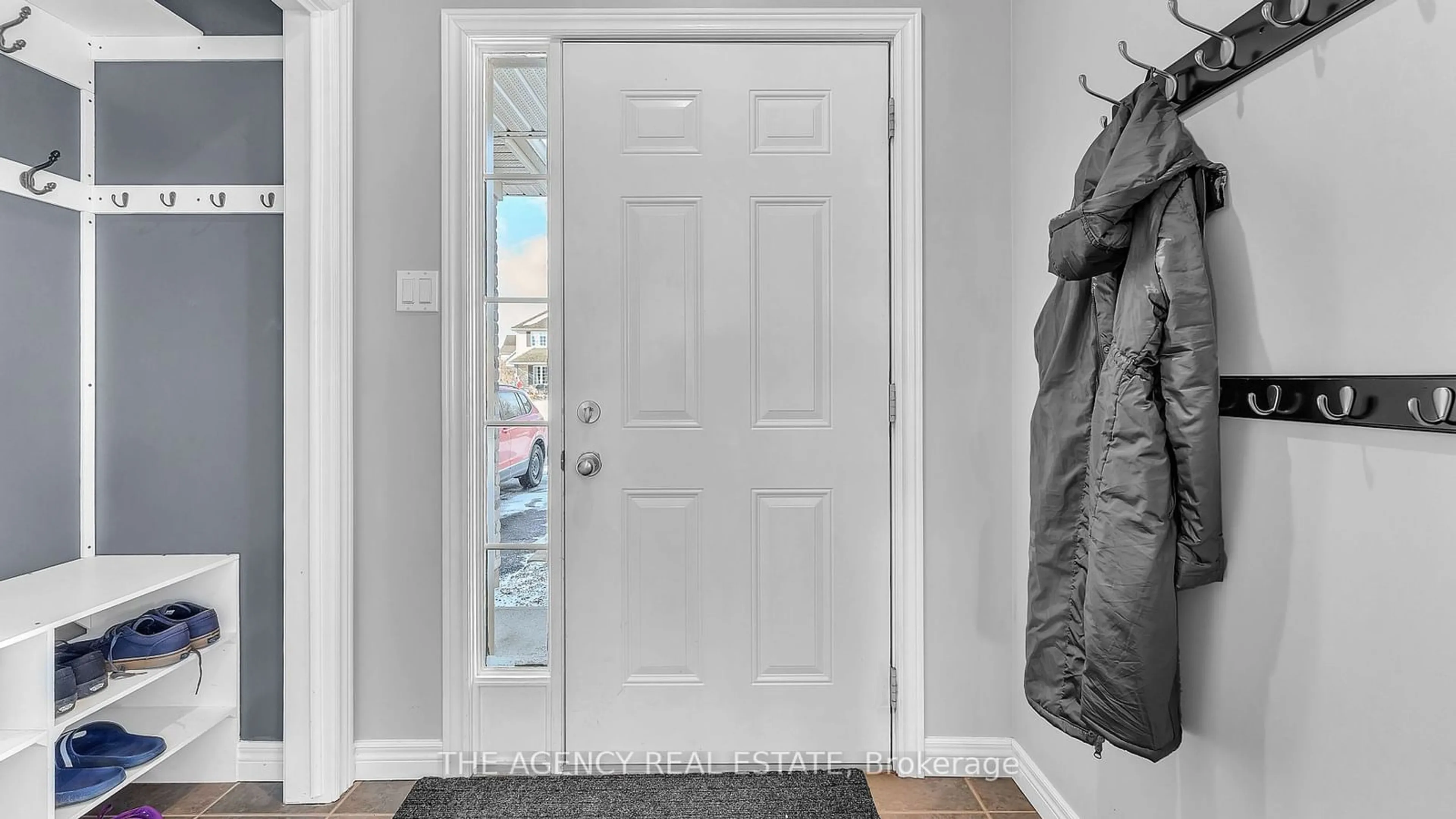 Indoor entryway for 11 Meadowvale Dr, St. Thomas Ontario N5P 4P2